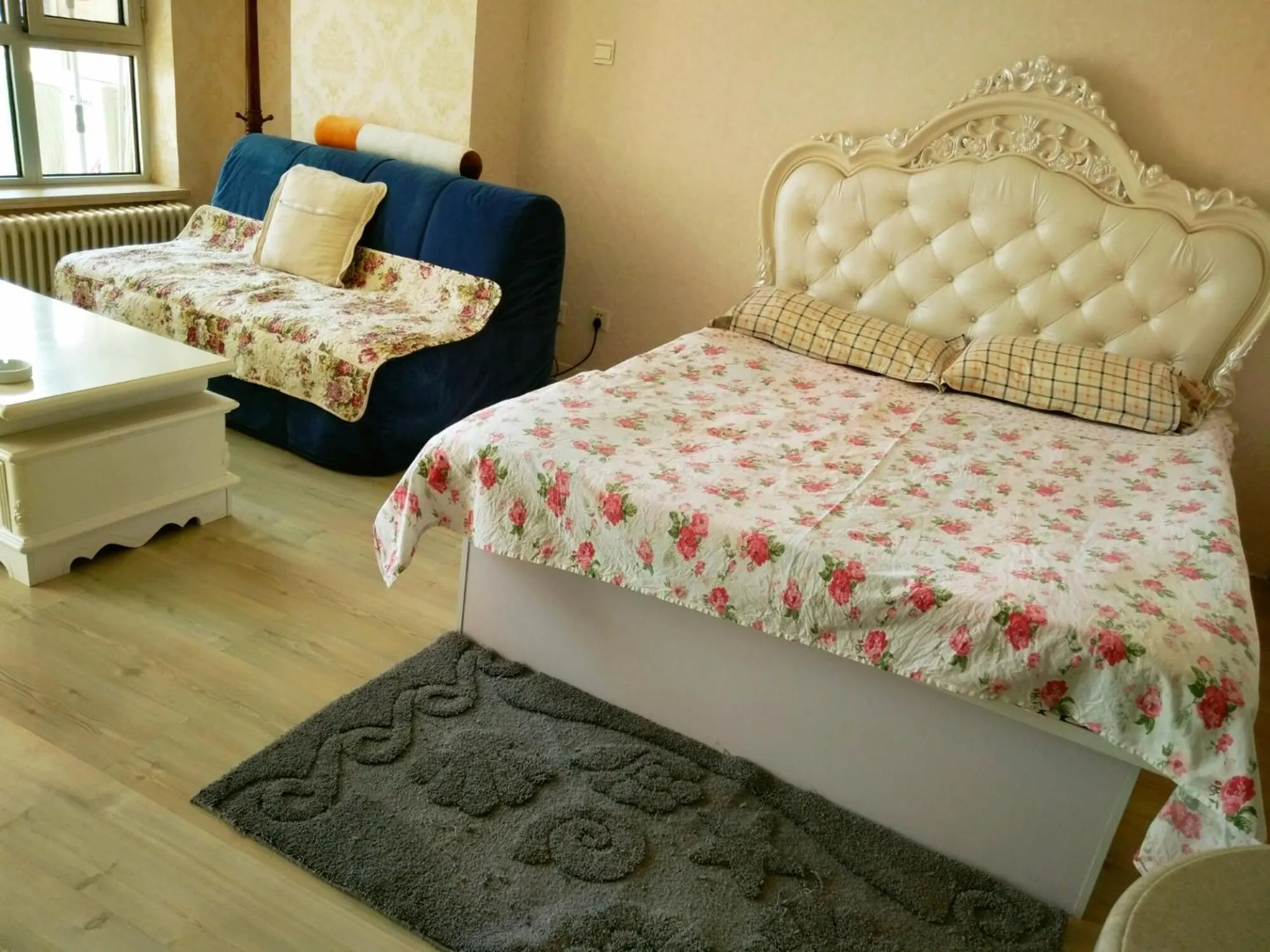 Living room, Bed in Dalian Xiuzhu Mansion Apartment