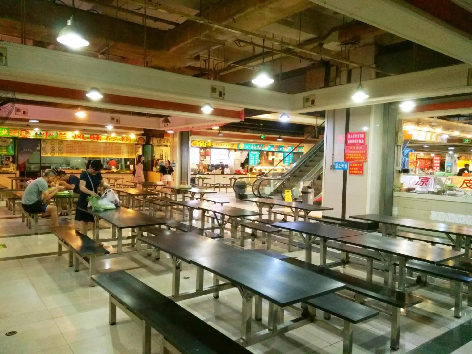 Restaurant/places to eat in Dalian Xiuzhu Mansion Apartment