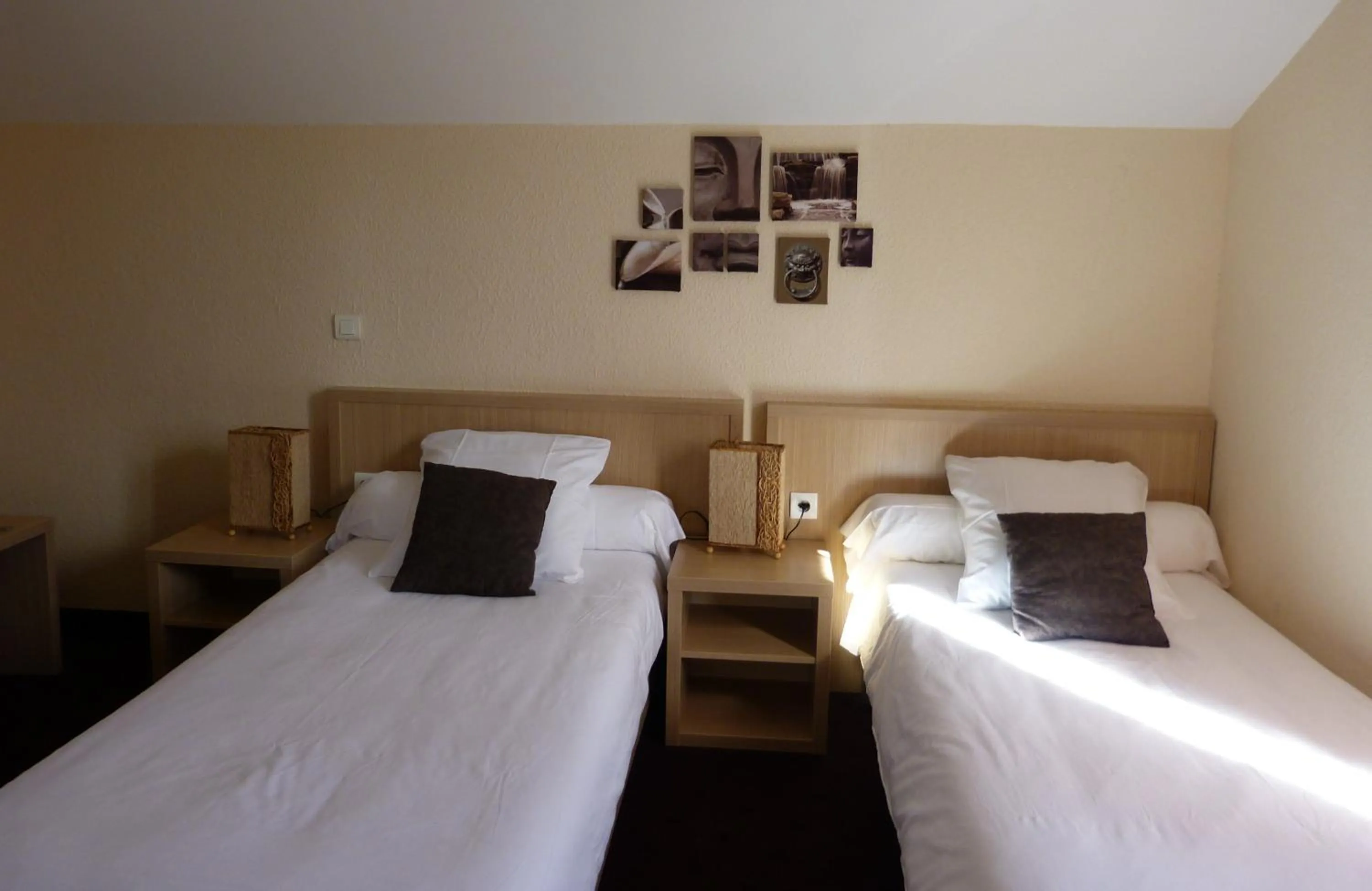 Photo of the whole room, Bed in Hôtel Restaurant du Commerce