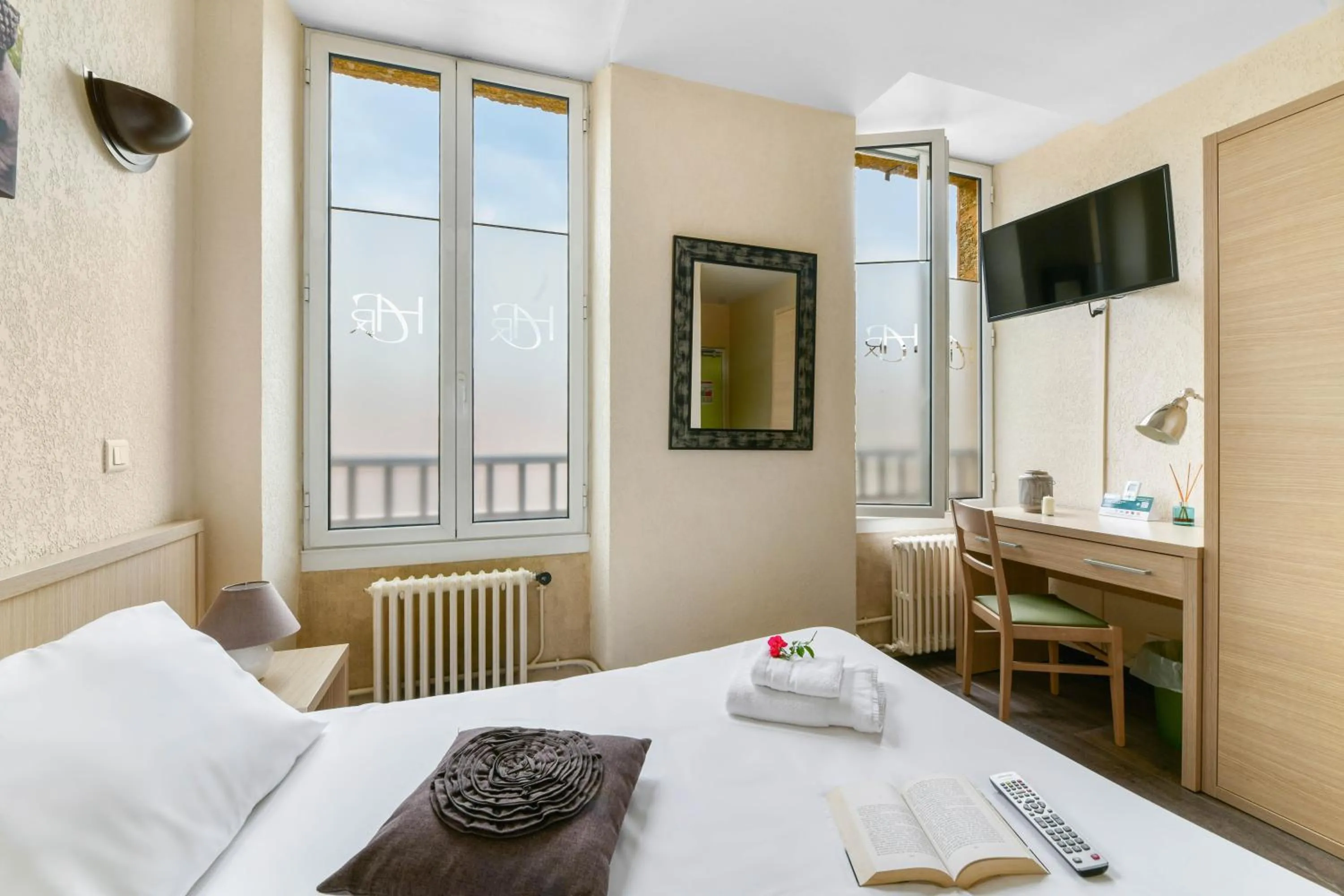 Living room, Bed in Hôtel Restaurant du Commerce