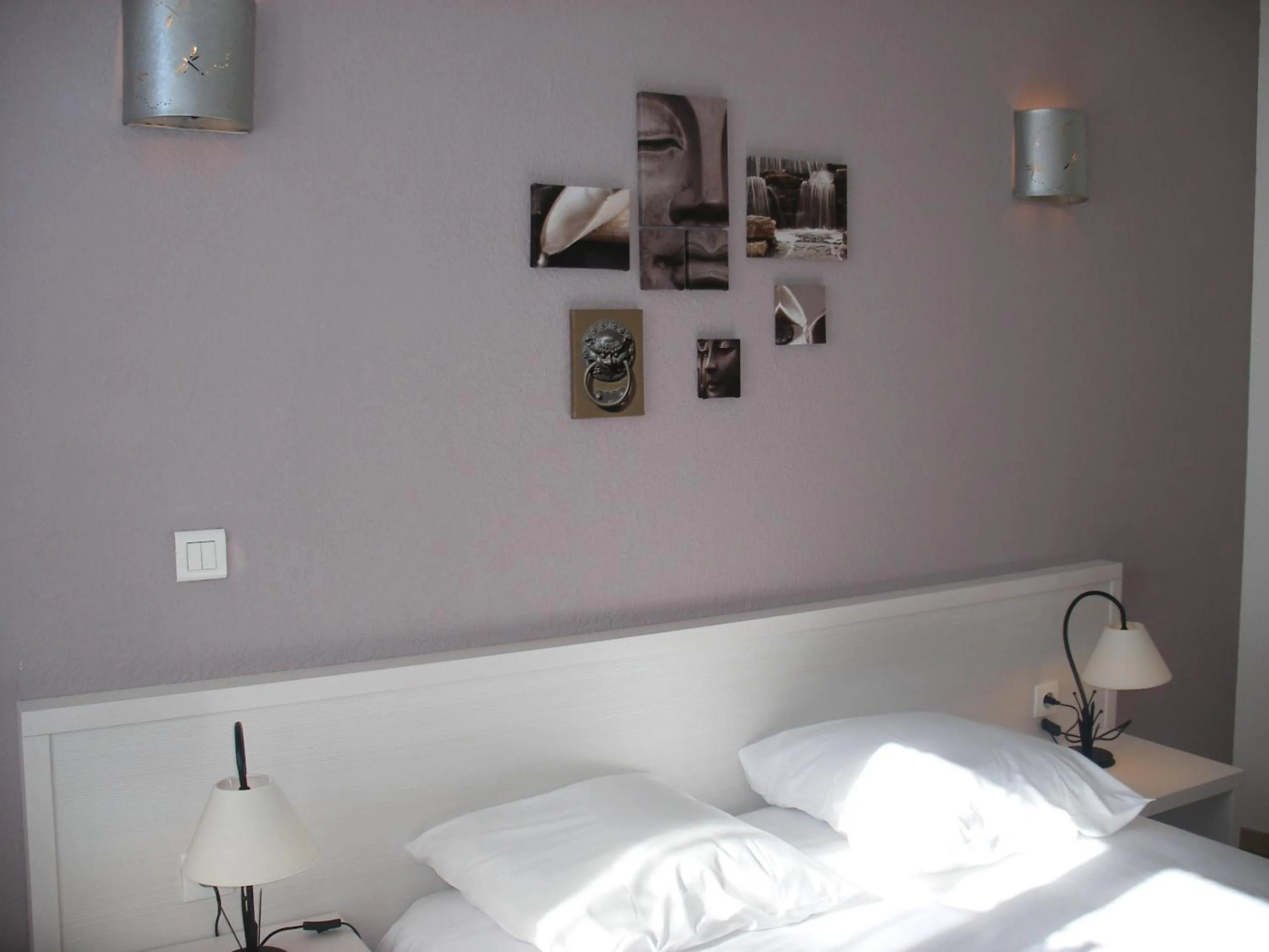 Bathroom, Bed in Hôtel Restaurant du Commerce