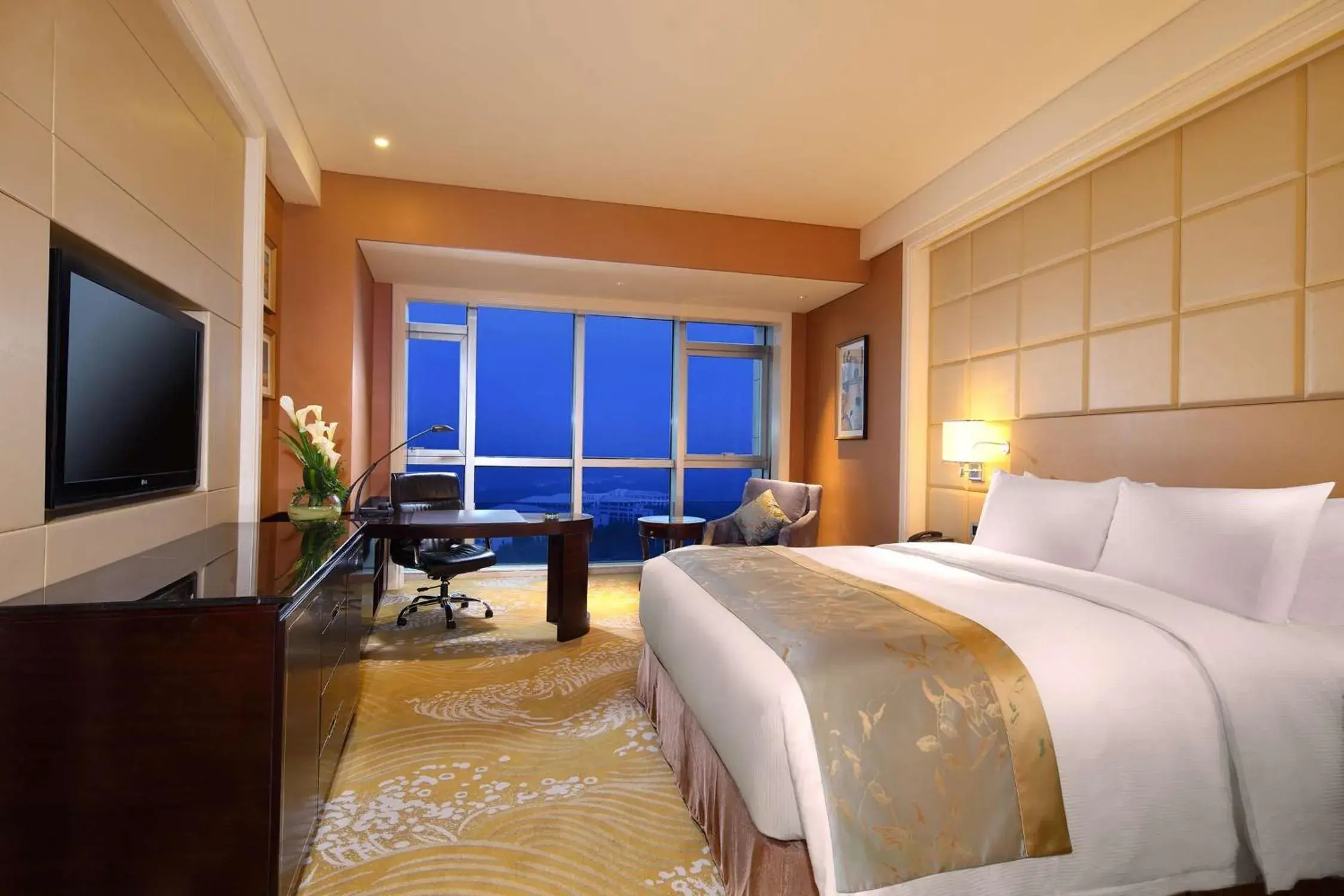Deluxe King Room with Mountain View in DoubleTree by Hilton Hotel Putian Deluxe King Room with Mountain View in DoubleTree by Hilton Hotel Putian