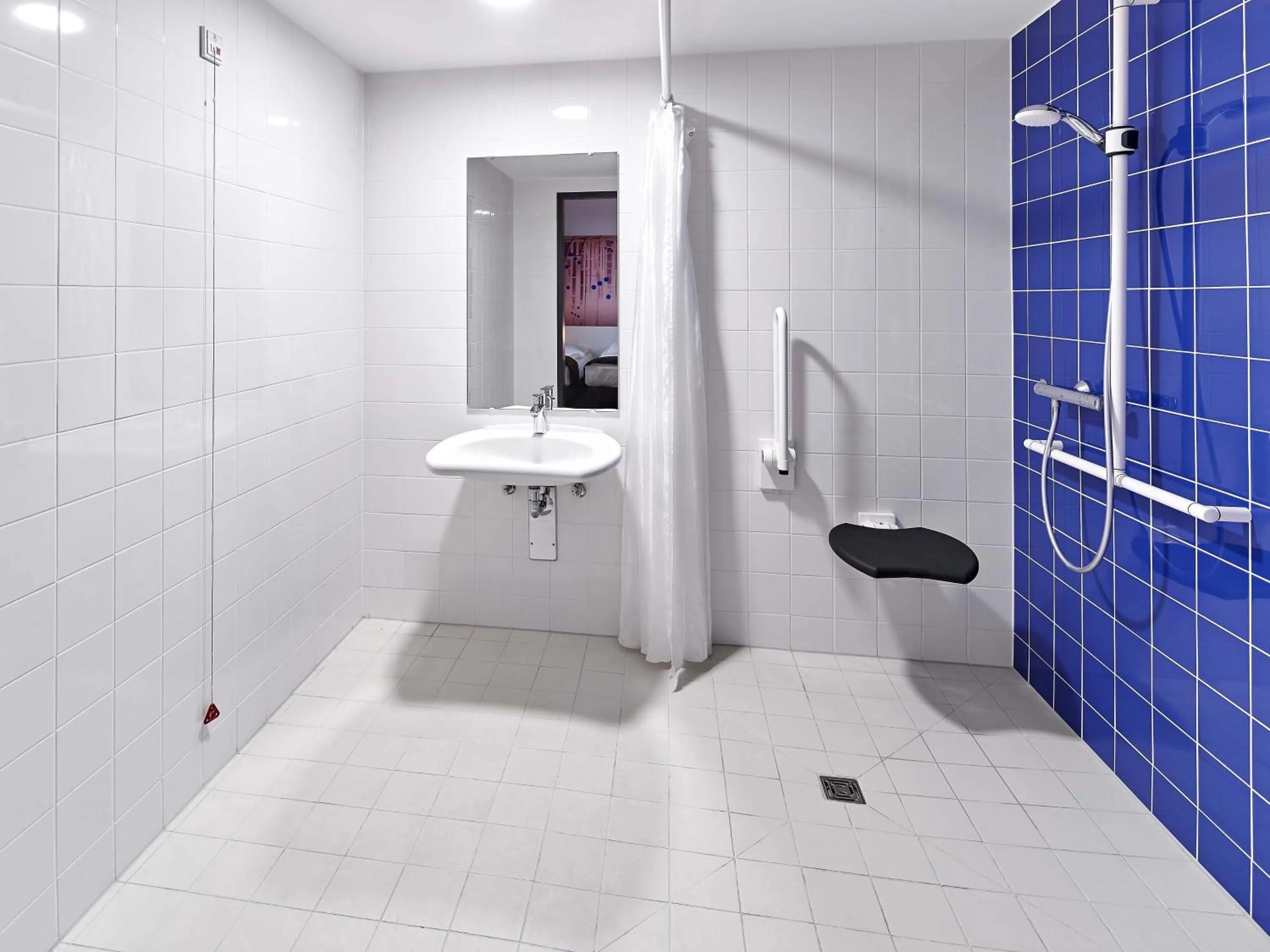 Bathroom in B&B Hotel Köln-Troisdorf