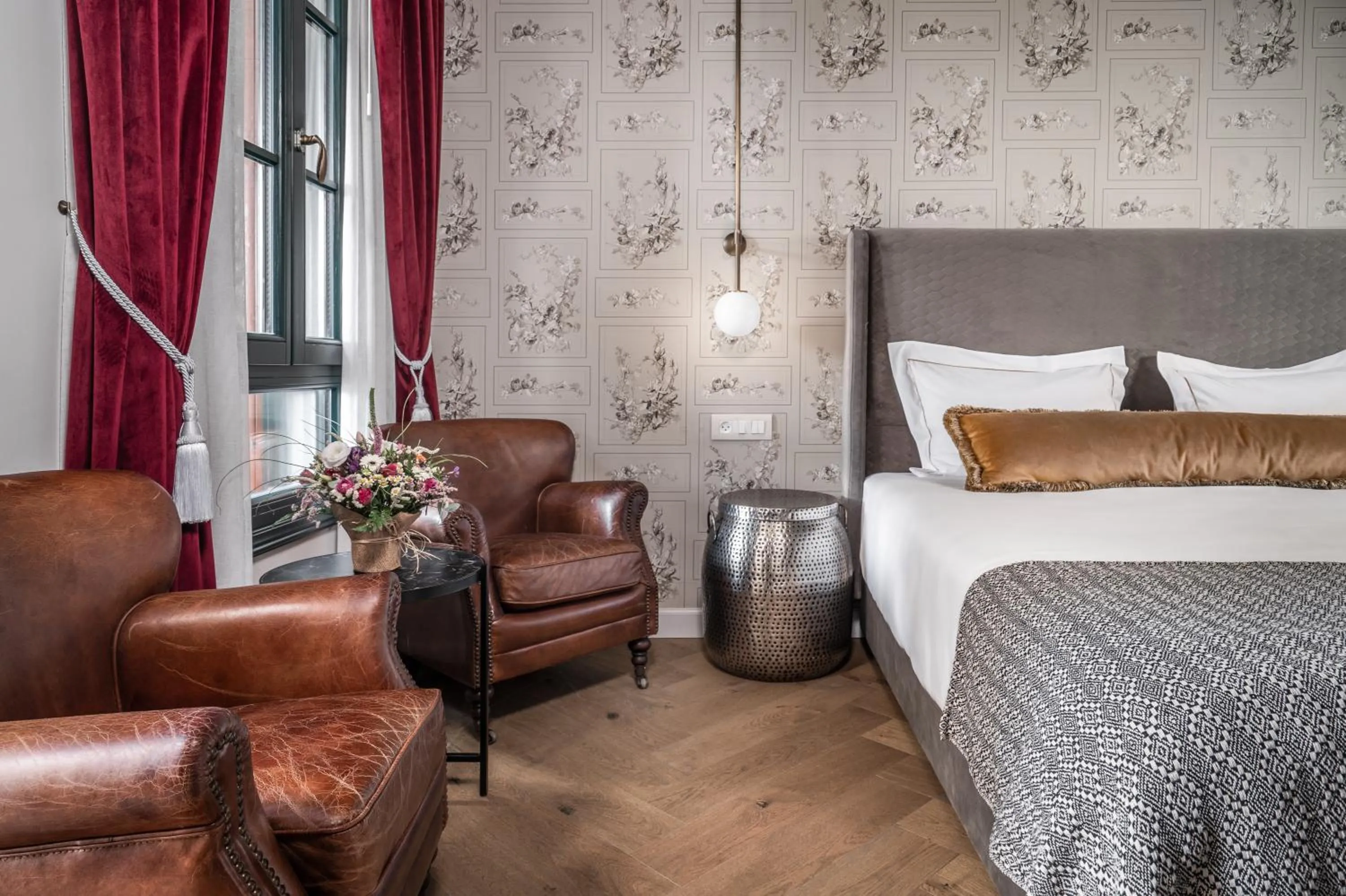 Seating area, Bed in Zamarin Hotel & Spa