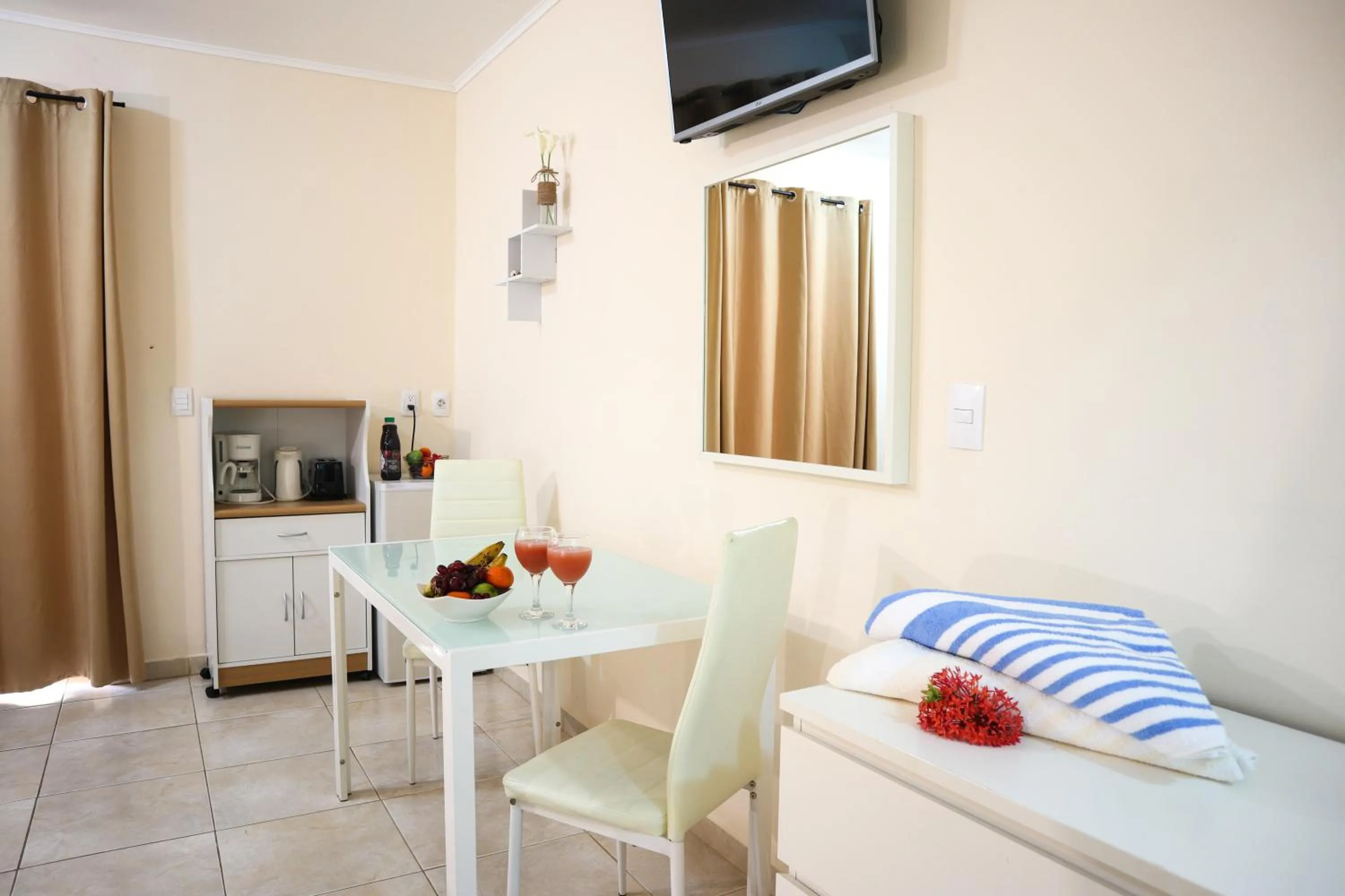 Kitchen or kitchenette, Bed in Aqua Viva Suites
