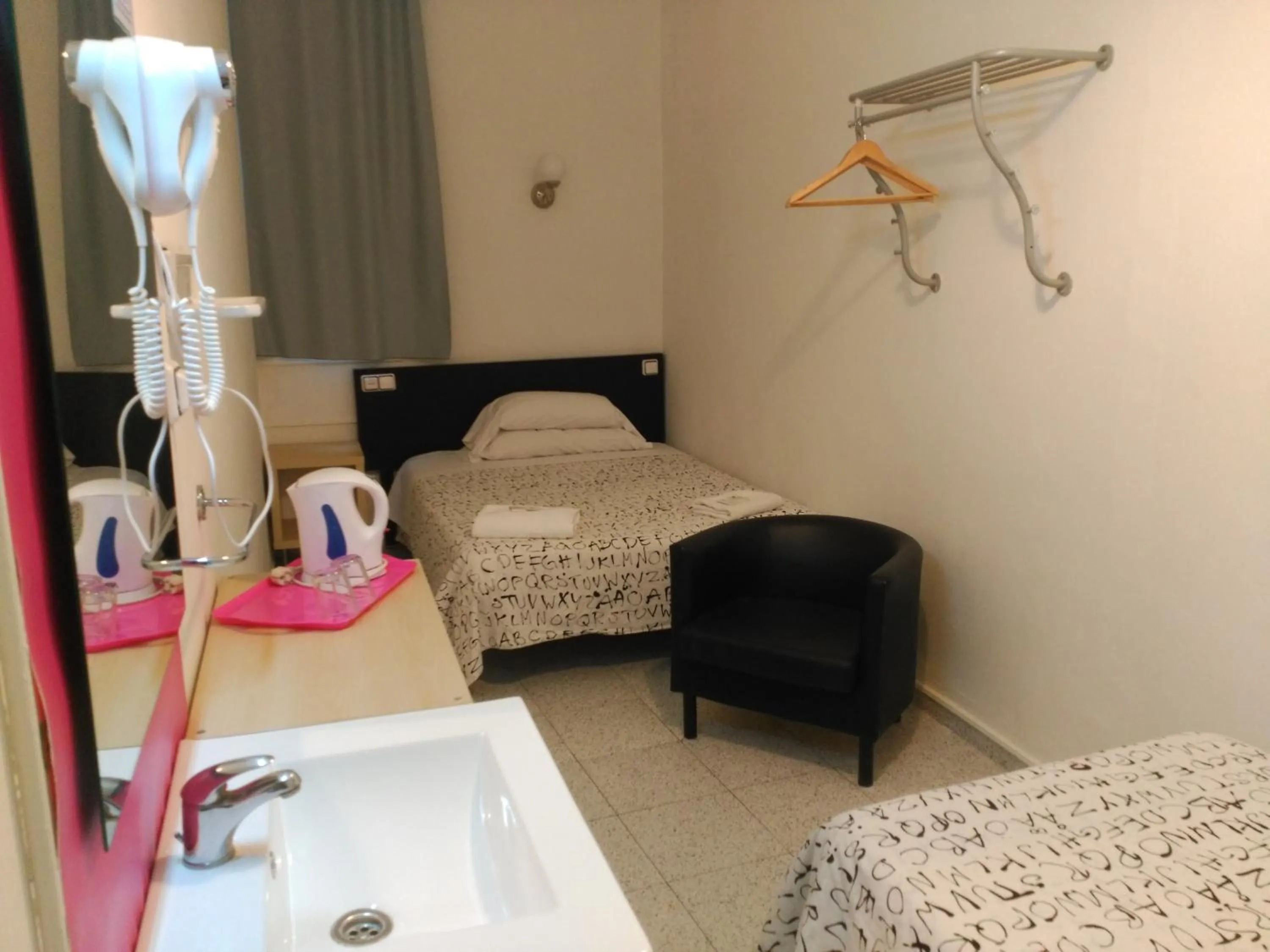 Photo of the whole room, Bed in Hostal River