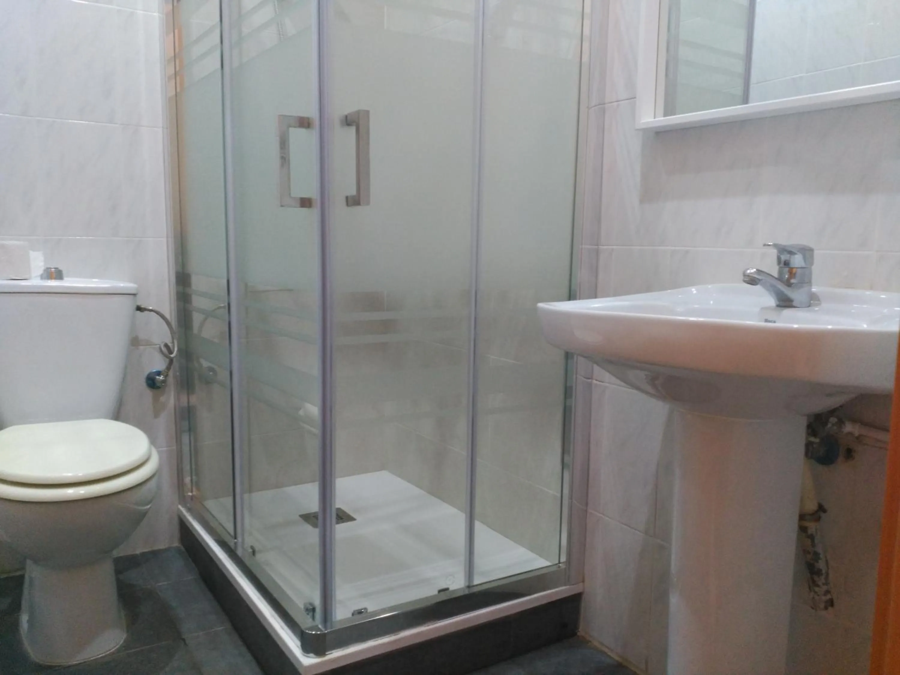 Bathroom in Hostal River