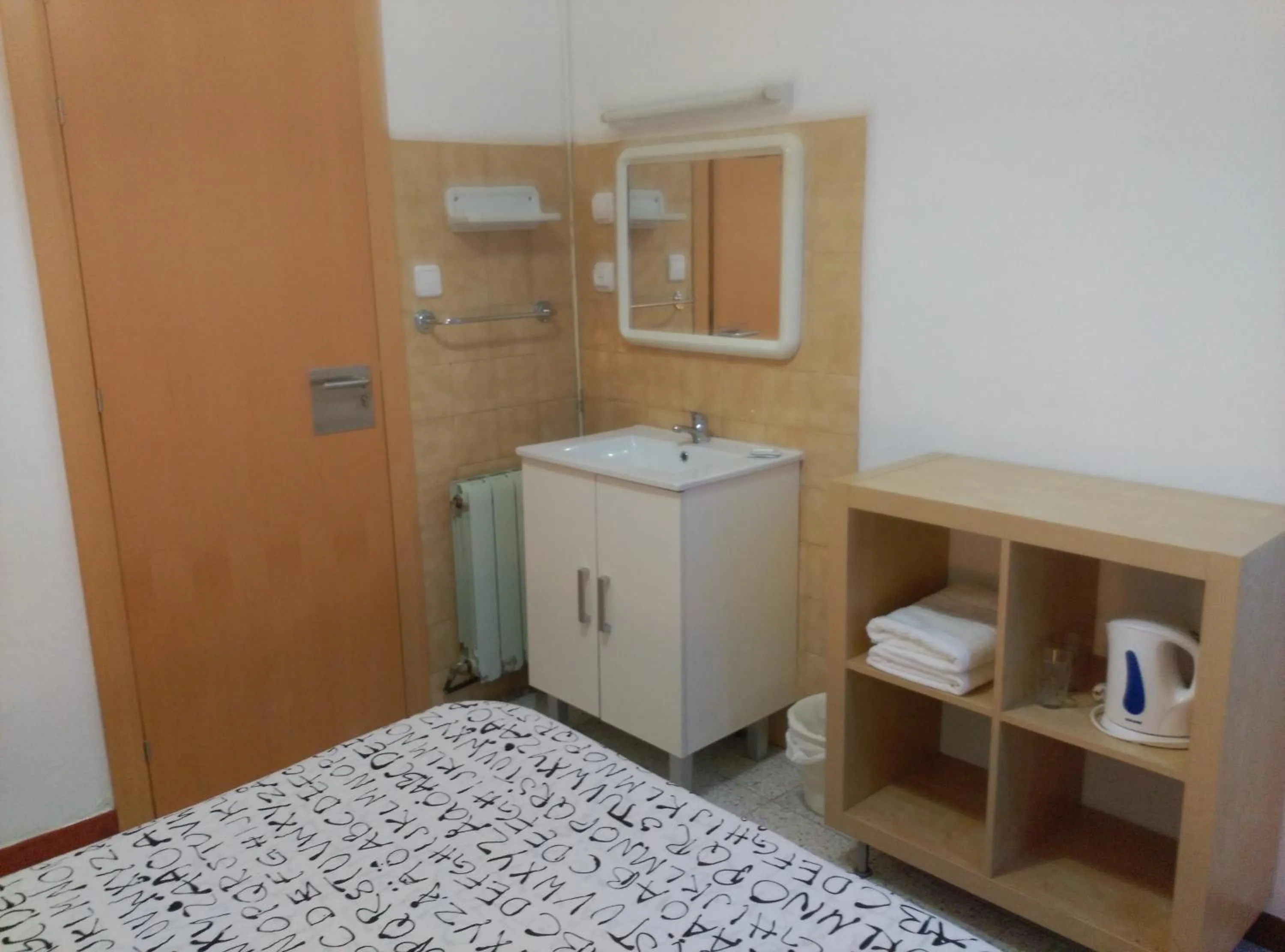 Photo of the whole room in Hostal River