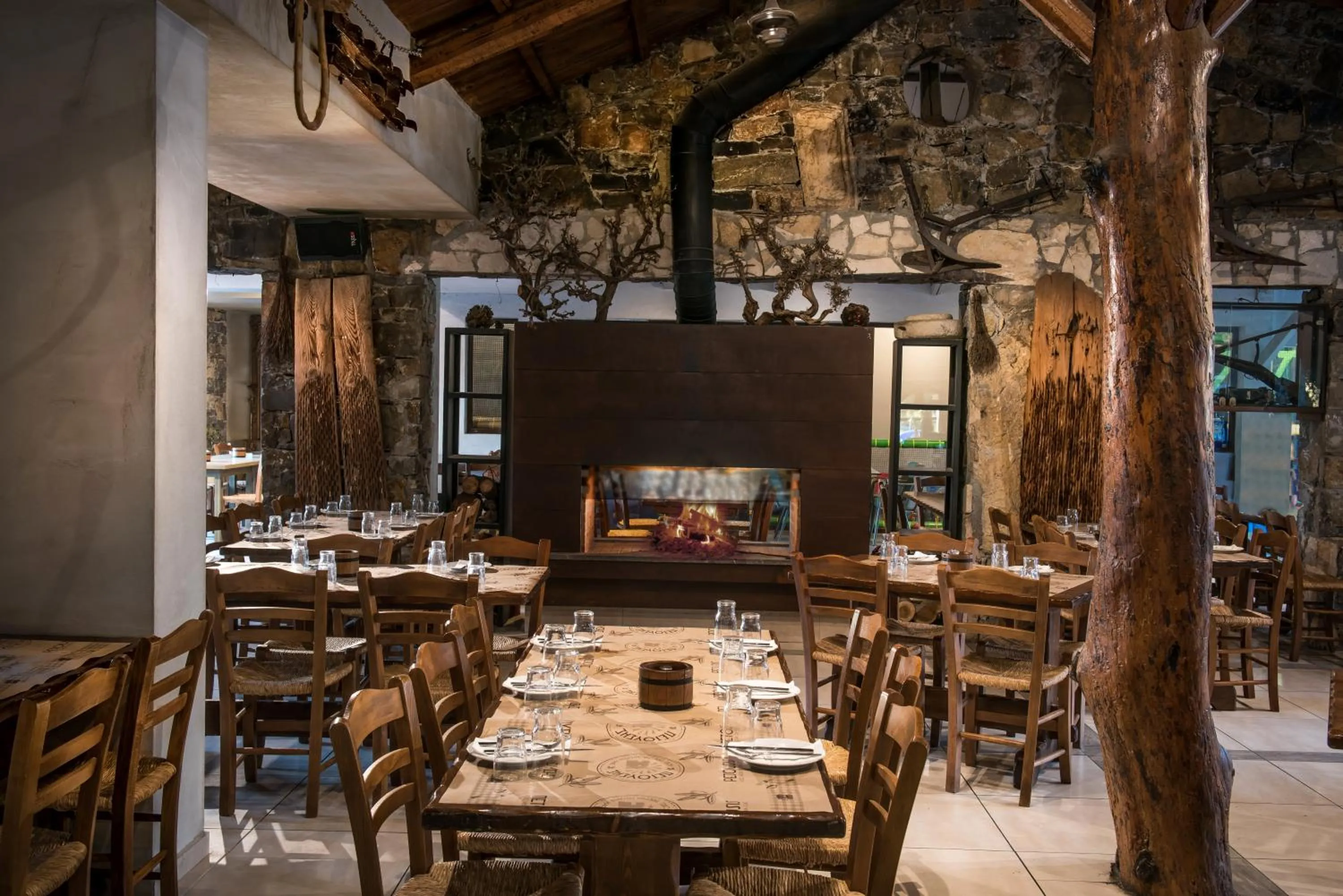 Restaurant/places to eat in Petousis Hotel & Suites