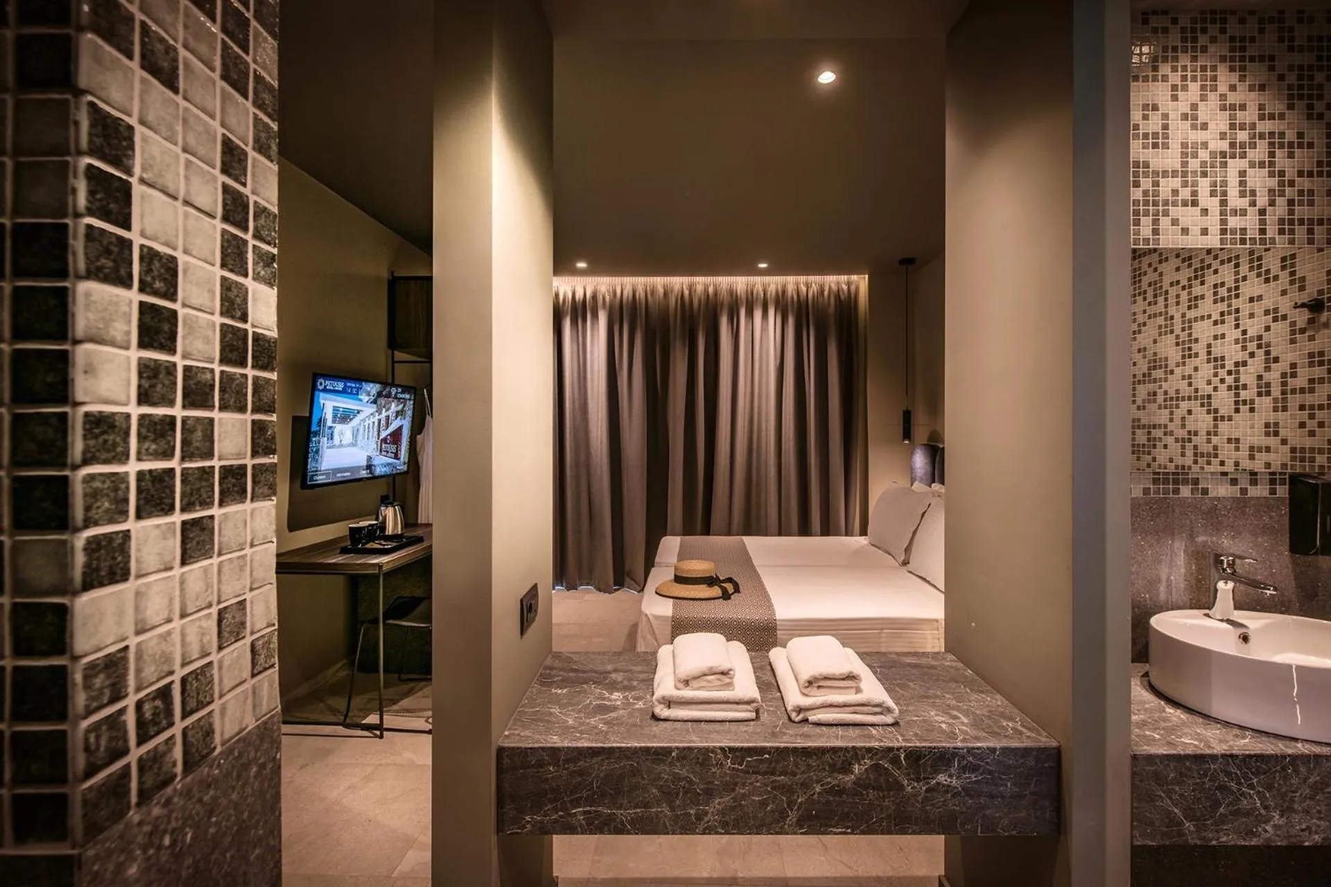 Superior Room with Jacuzzi in Petousis Hotel & Suites