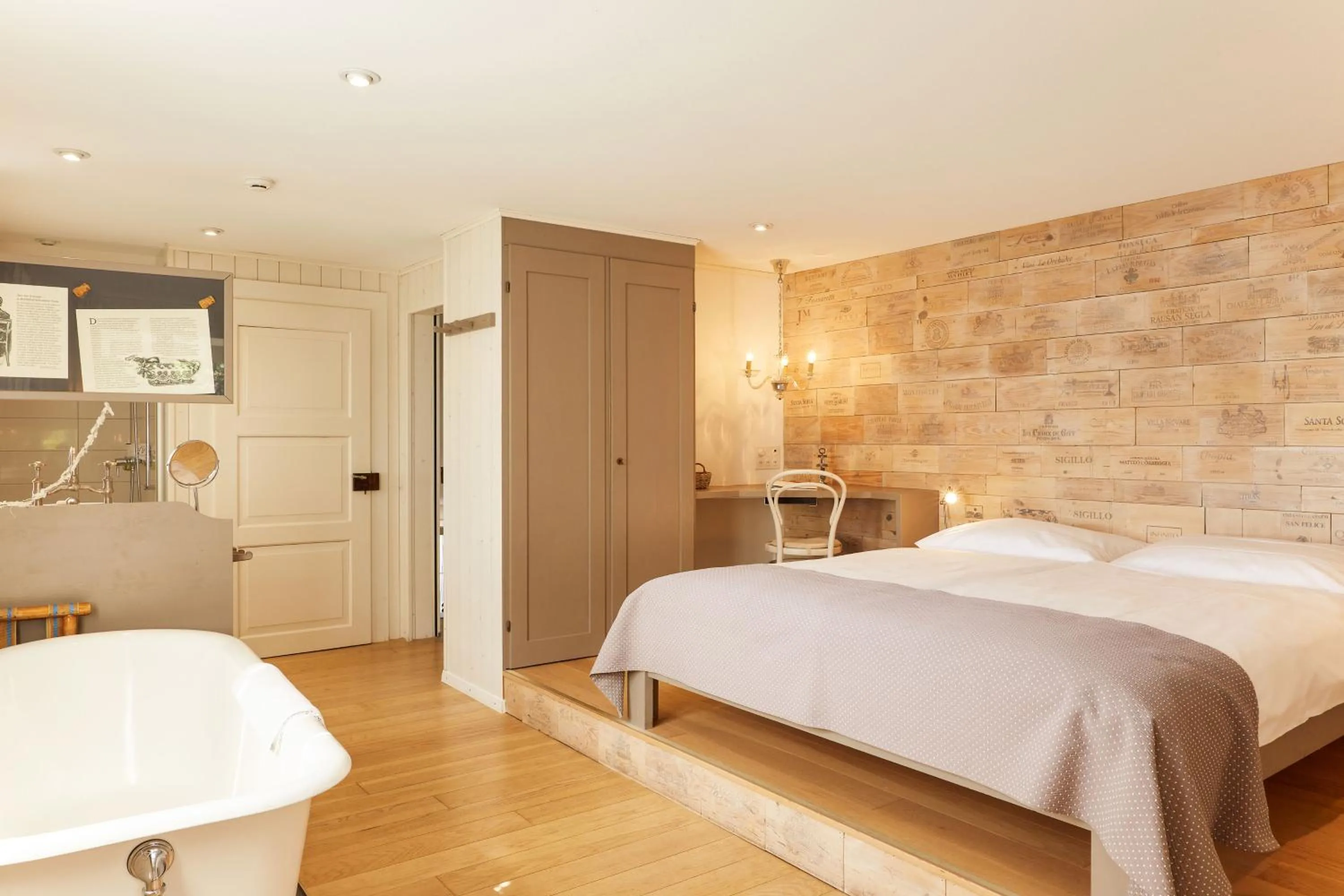 Bed in Boutique-Hotel Schlüssel