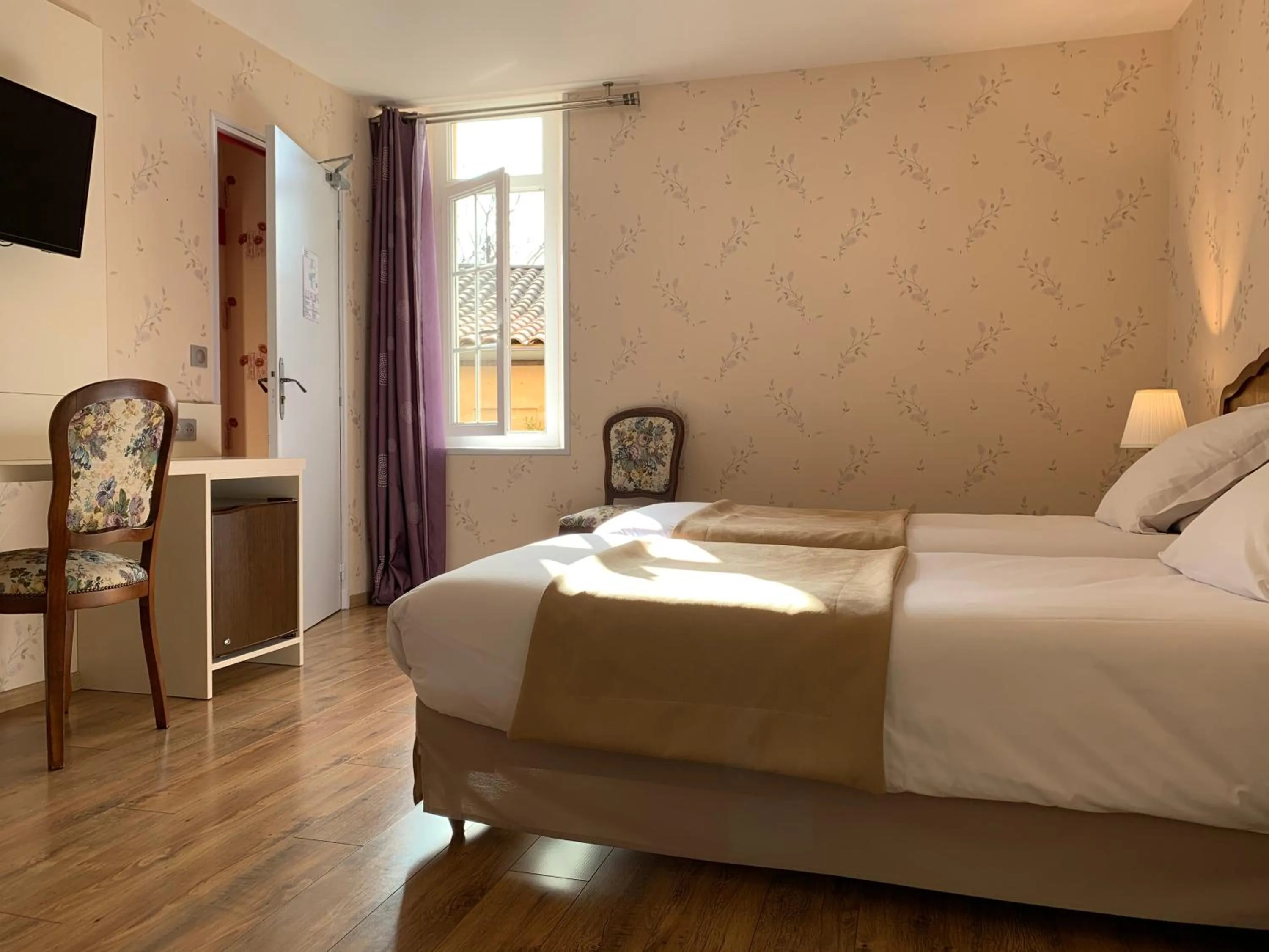 Property building, Bed in AUBERGE DU PORCHE