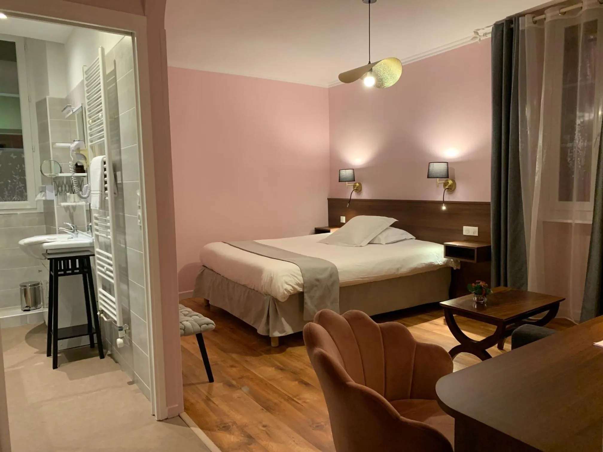 Shower, Bed in AUBERGE DU PORCHE