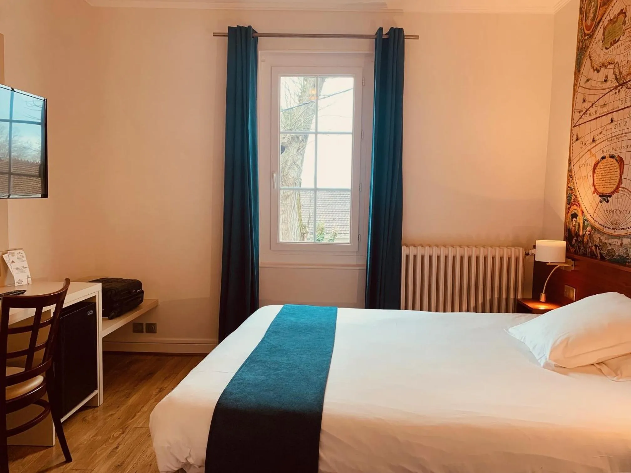 Property building, Bed in AUBERGE DU PORCHE