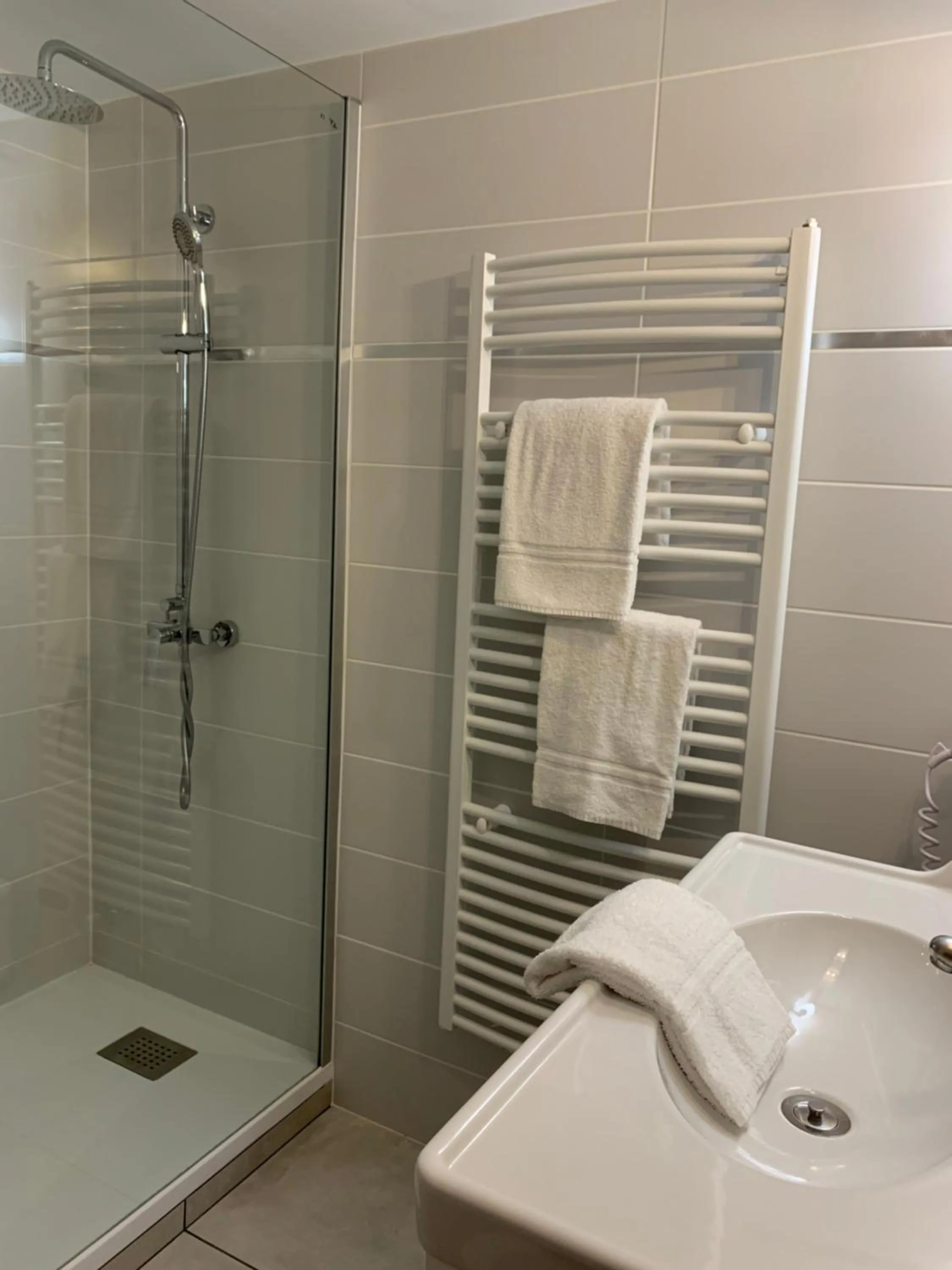 Shower in AUBERGE DU PORCHE