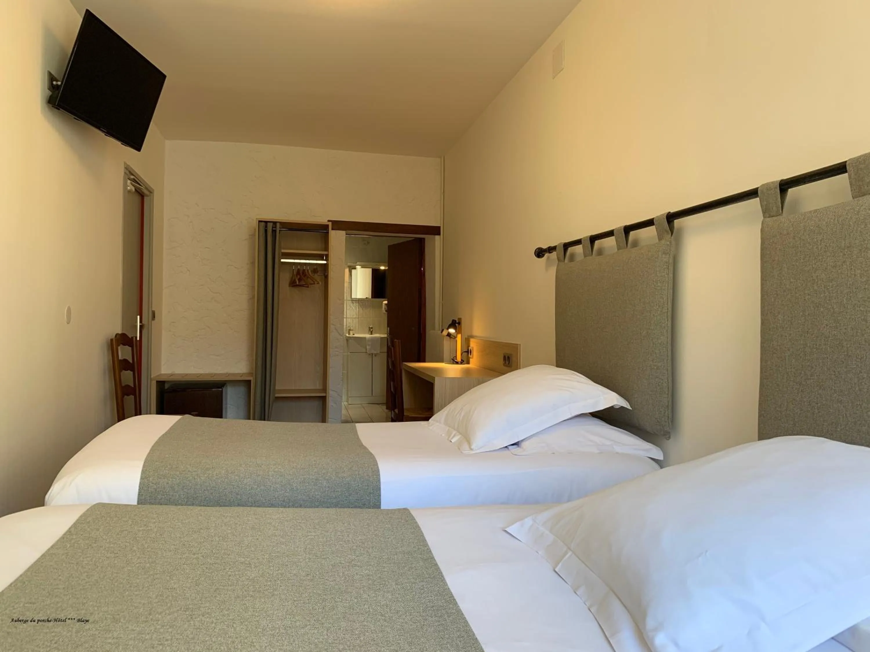 Property building, Bed in AUBERGE DU PORCHE