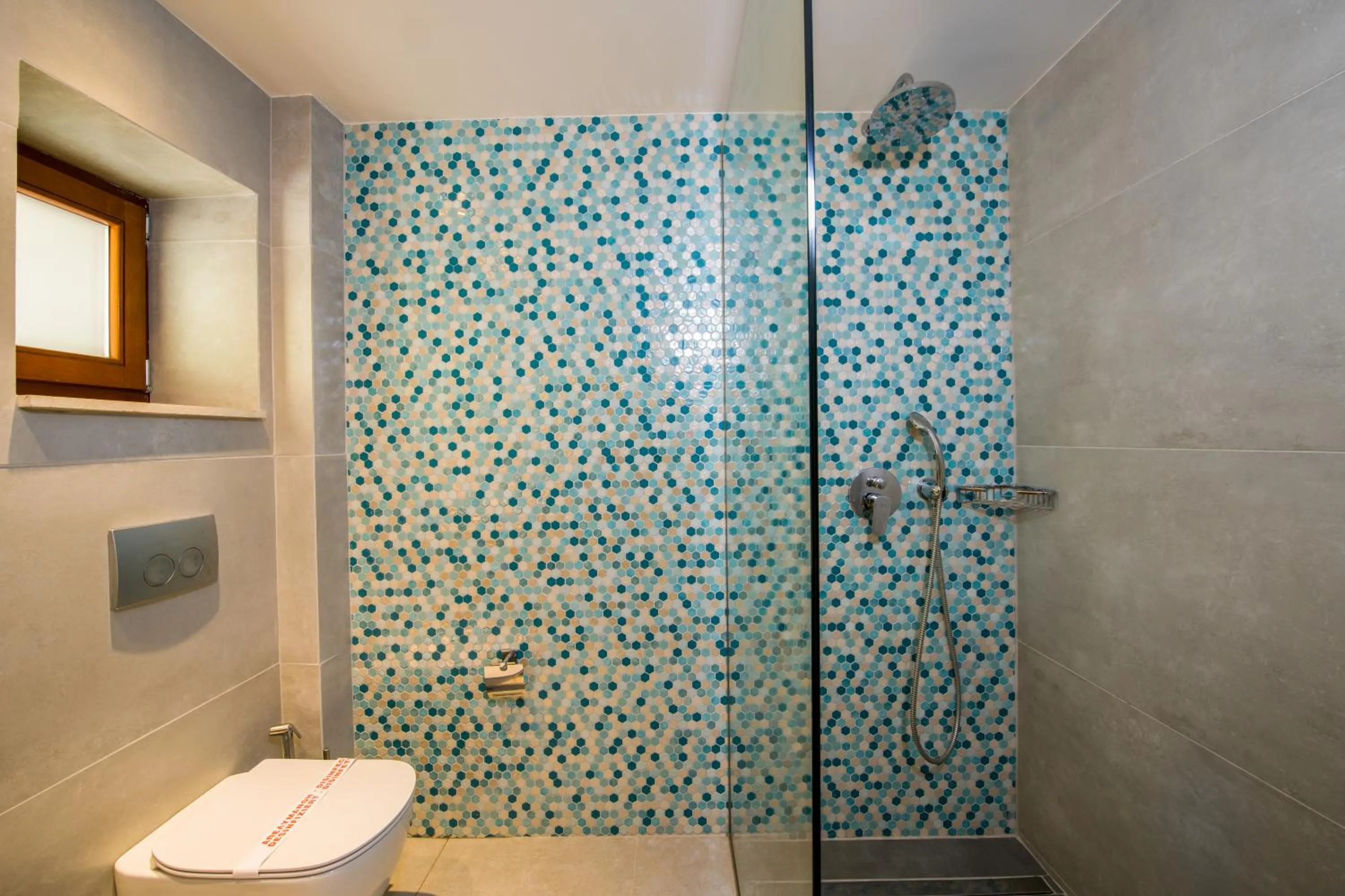 Shower in Omega Platanias