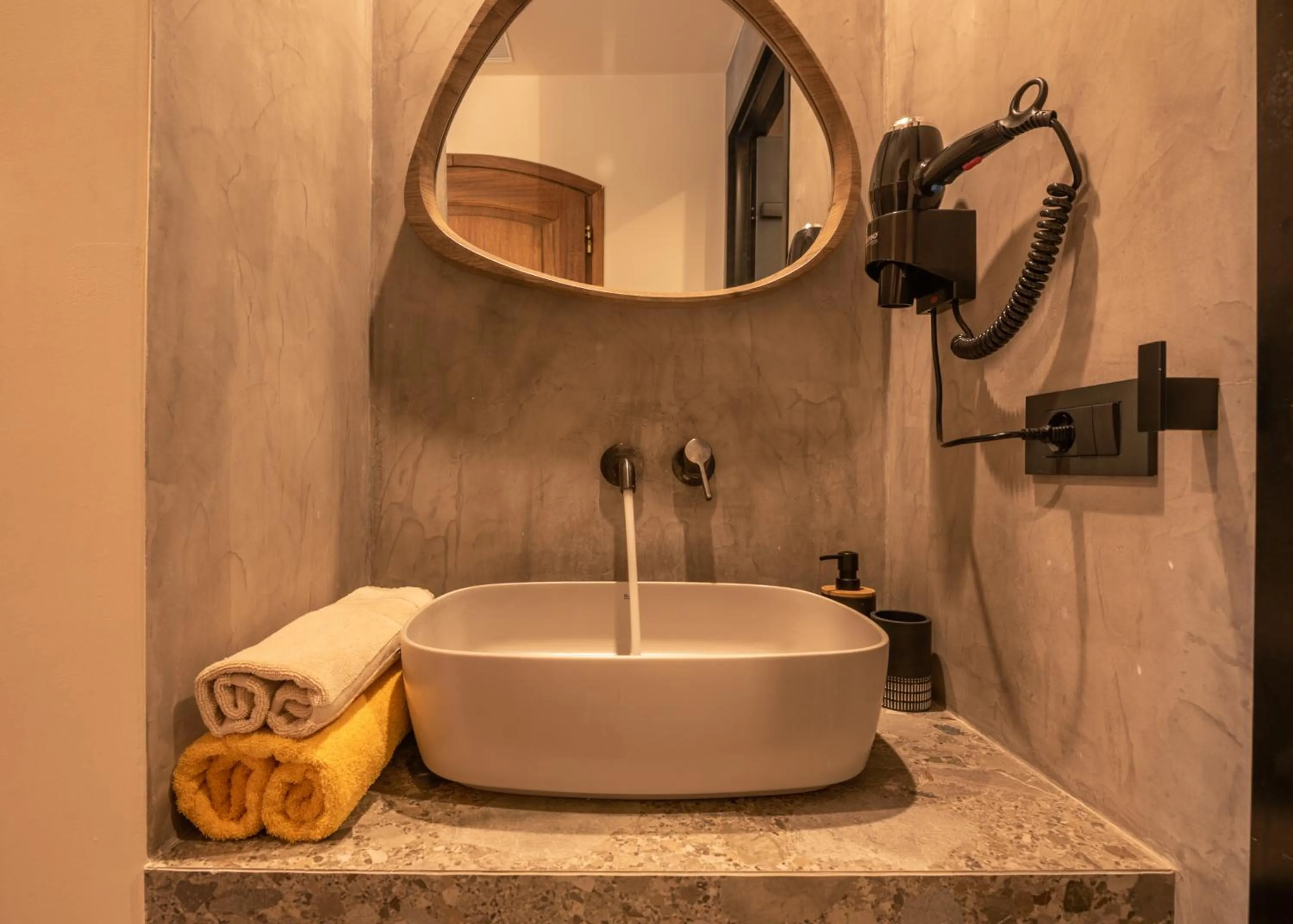 Shower in Omega Platanias