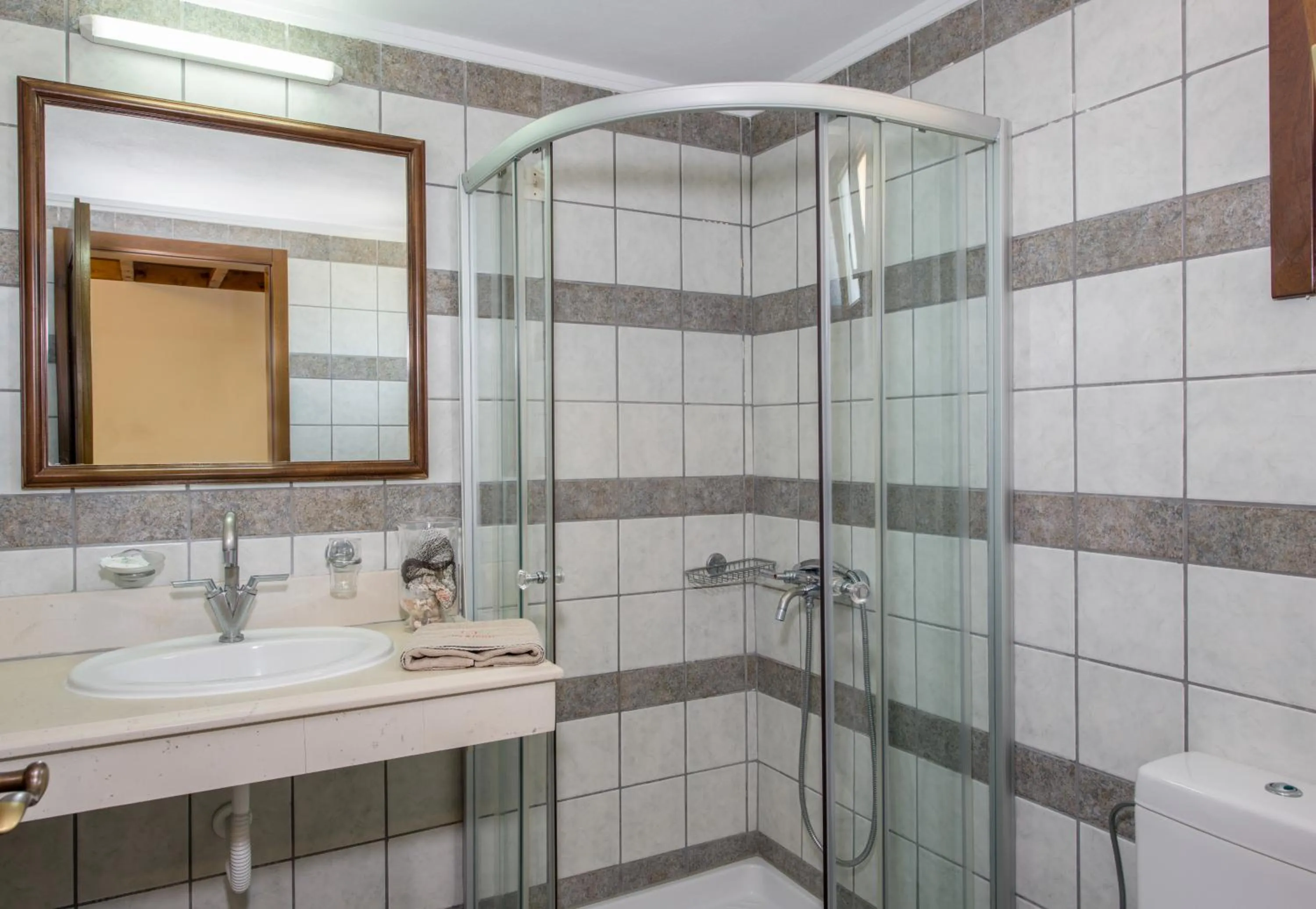 Shower in Omega Platanias