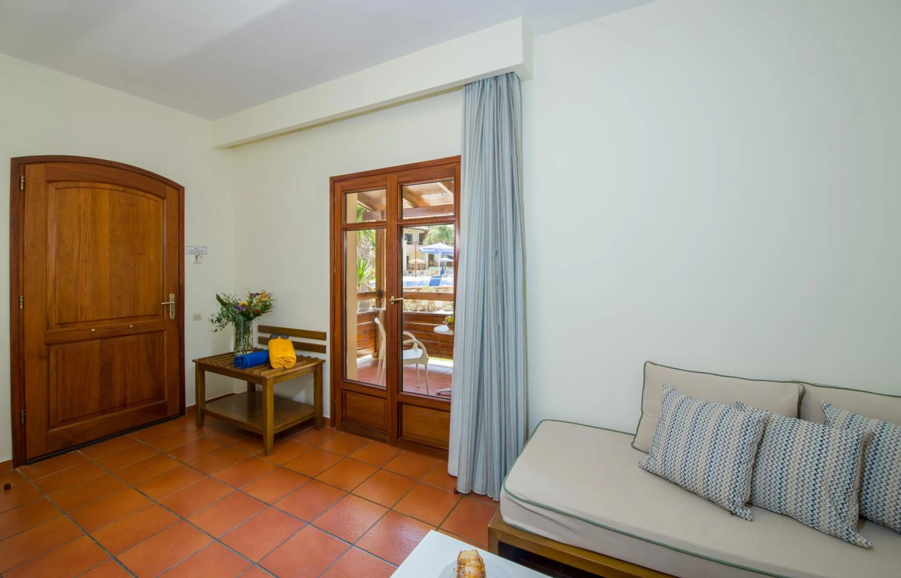 Living room, Bed in Omega Platanias