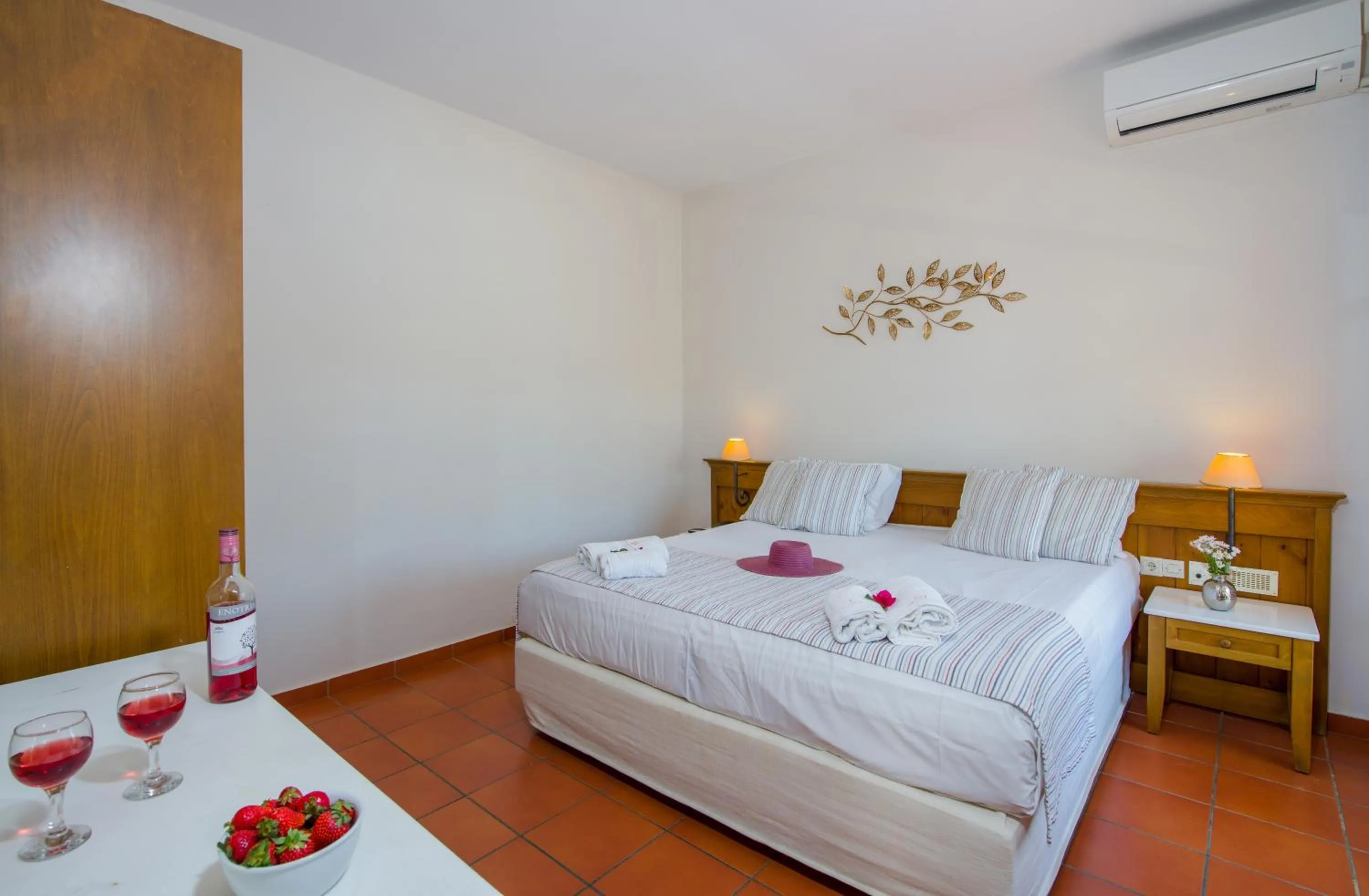 Bedroom, Bed in Omega Platanias