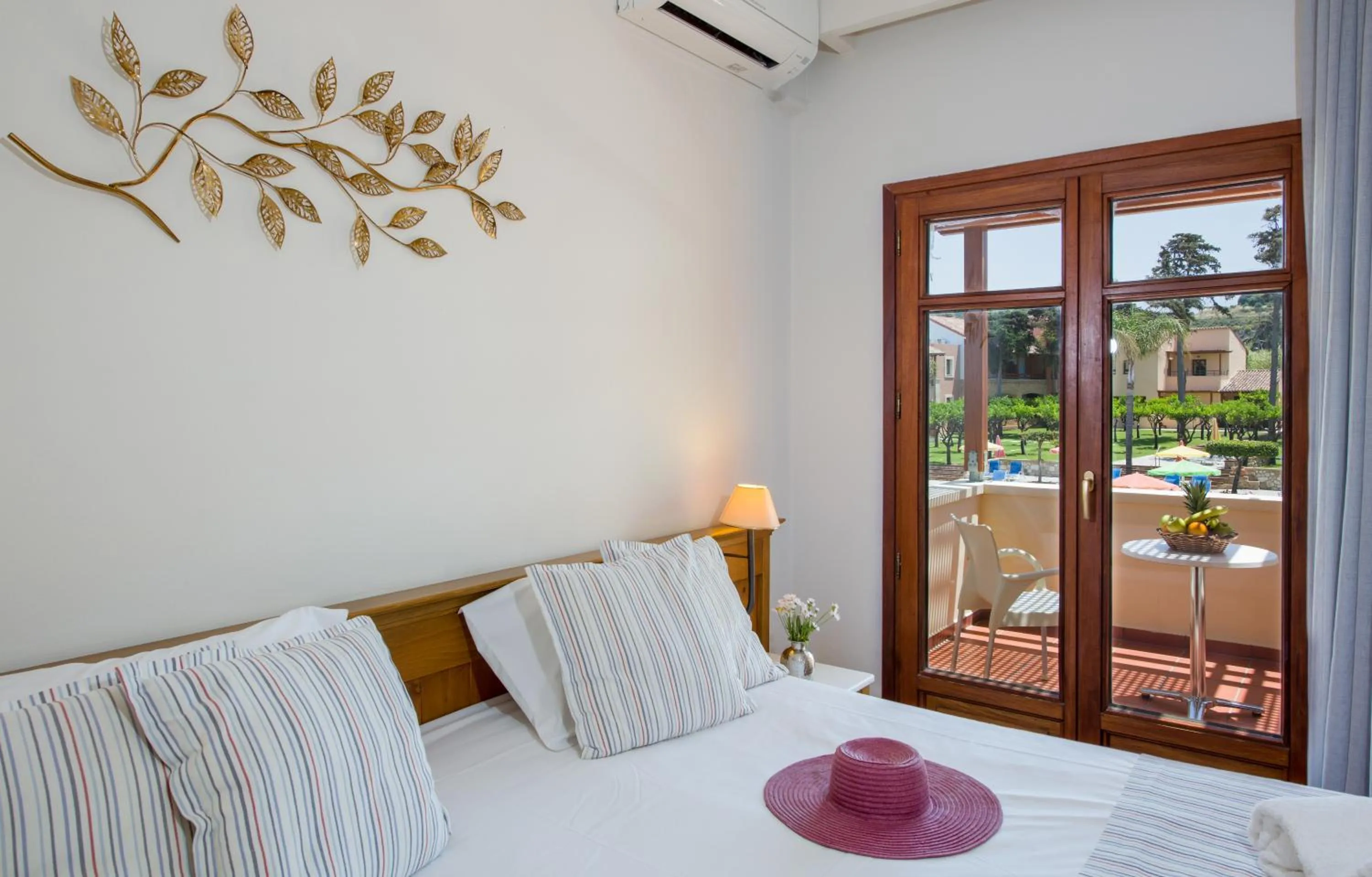 Bedroom, Bed in Omega Platanias