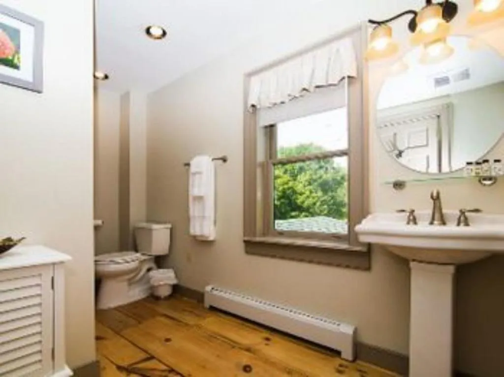 Bathroom in Bark Eater Inn