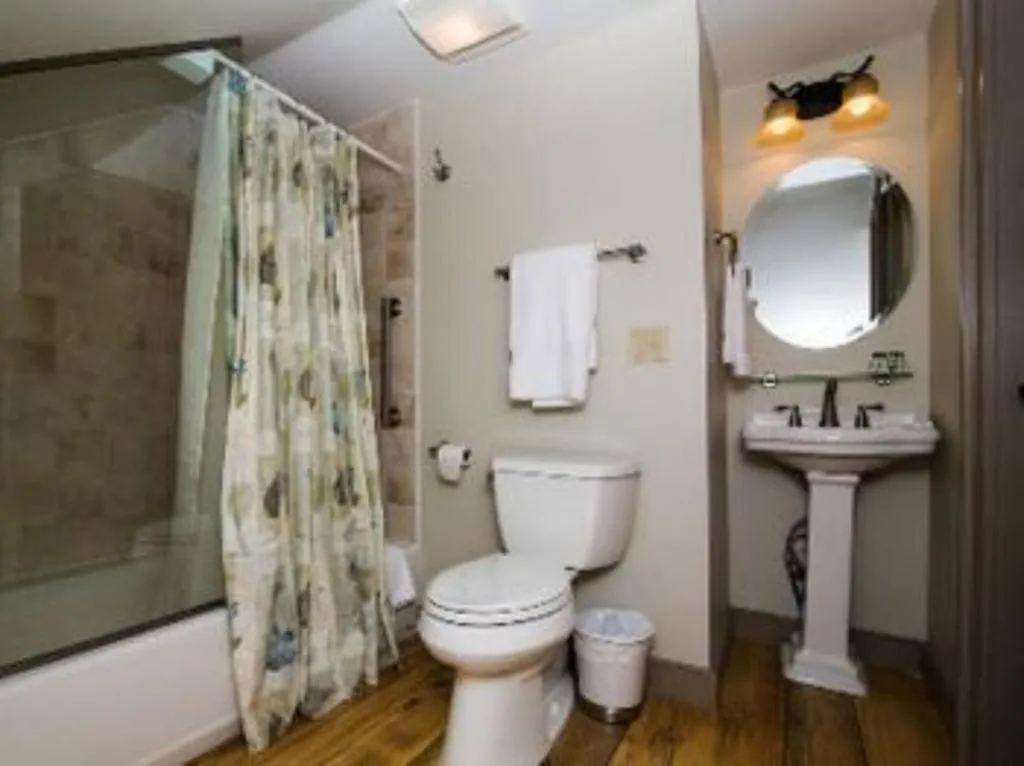 Bathroom in Bark Eater Inn