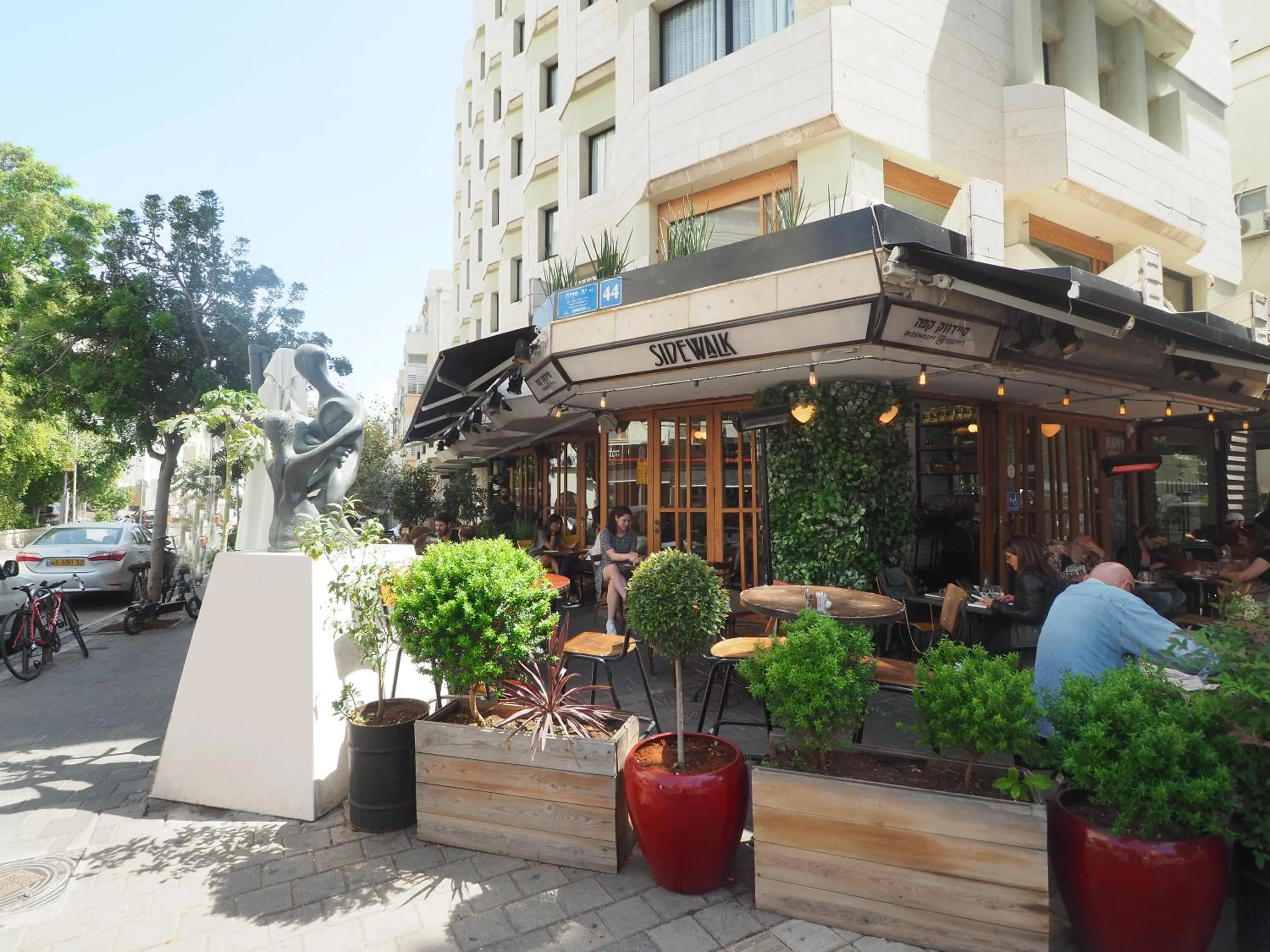 Restaurant/places to eat in 130 Rock Apartments