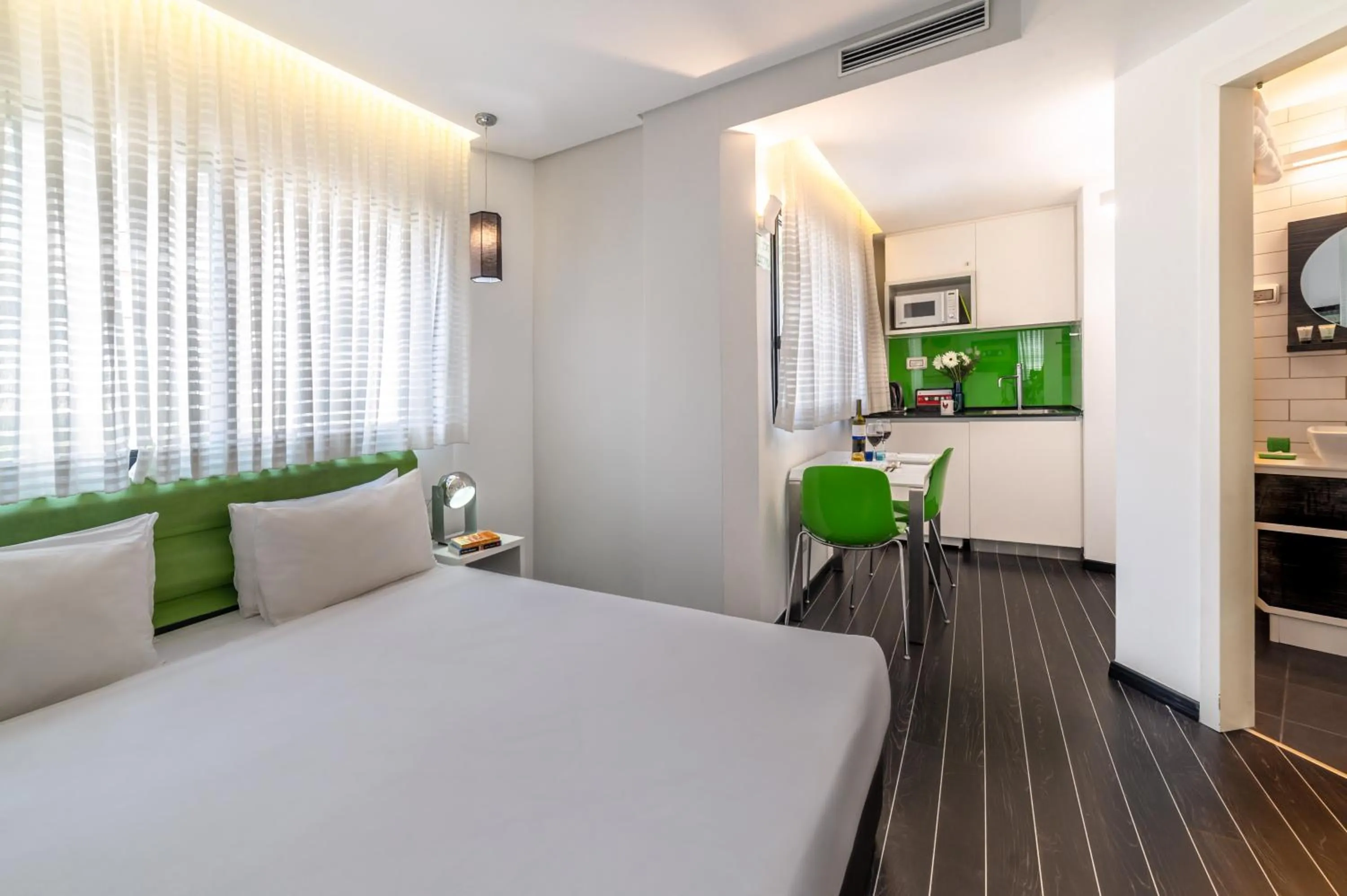 Photo of the whole room, Bed in 130 Rock Apartments