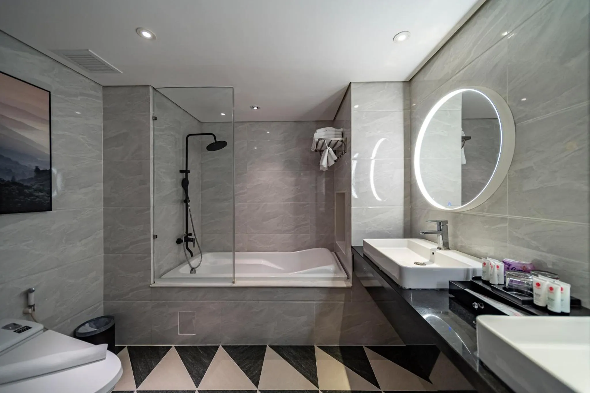 Shower in Edoya Hotel Ben Thanh