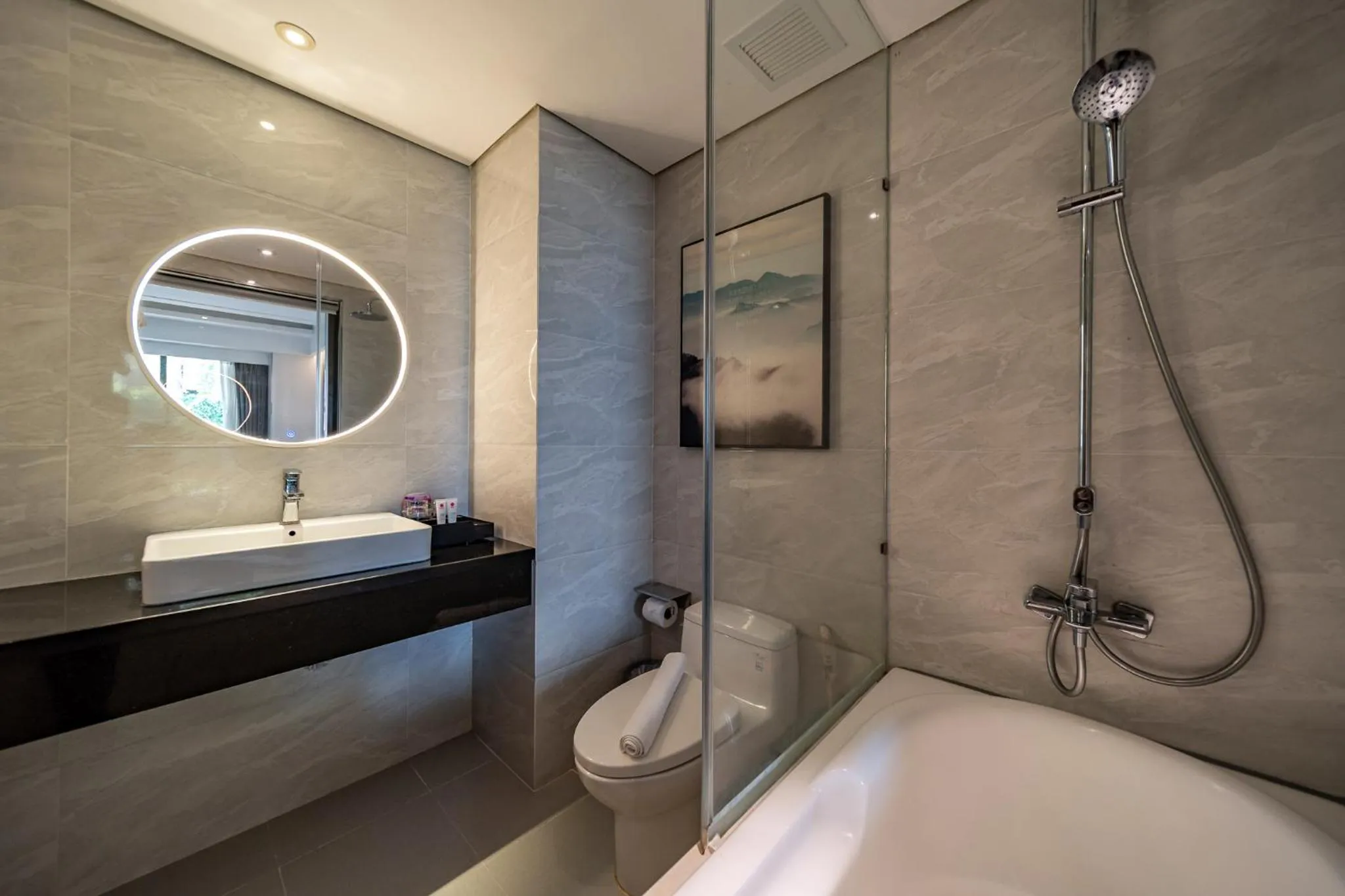 Shower in Edoya Hotel Ben Thanh