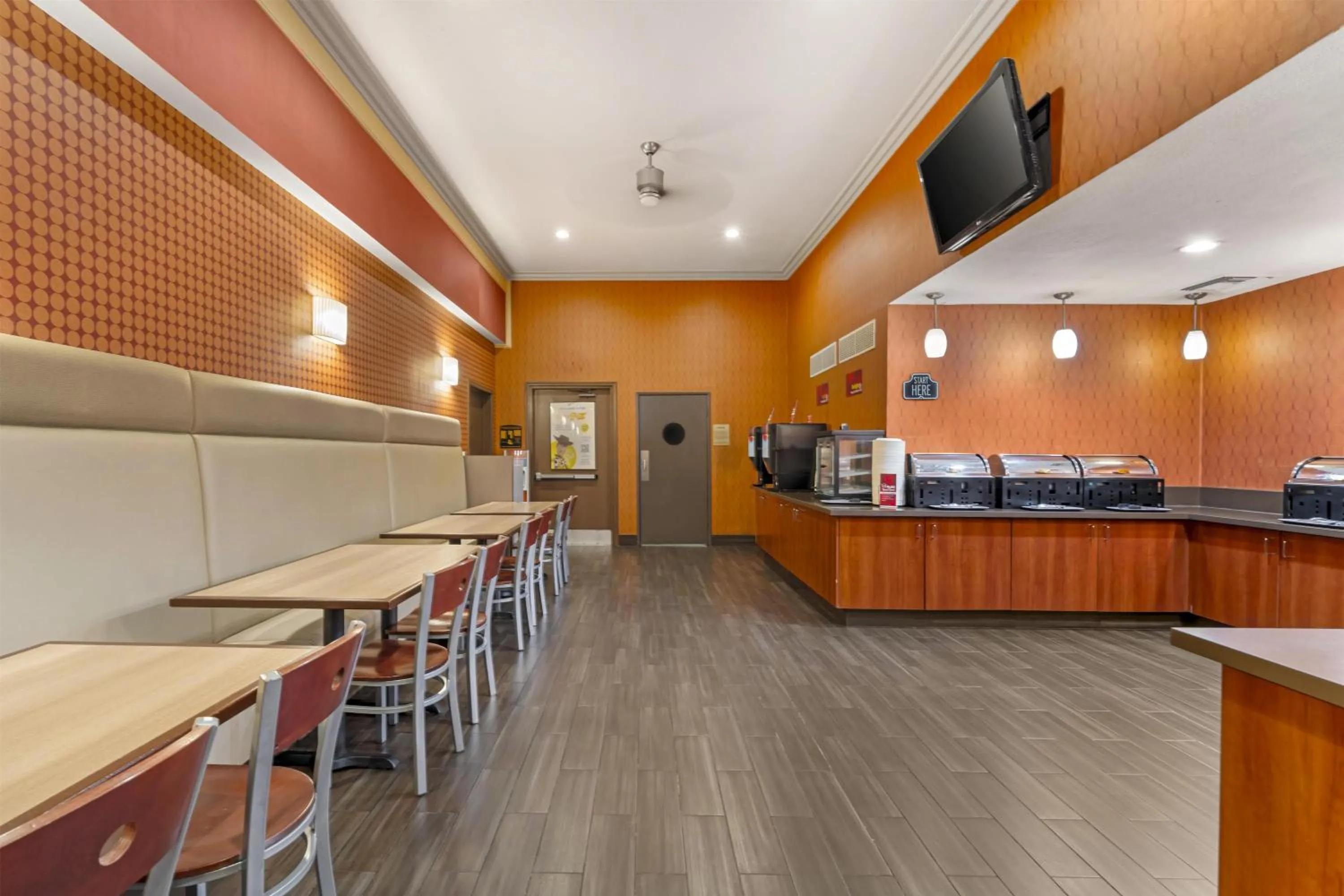 Breakfast in Best Western Plus Stovall's Inn