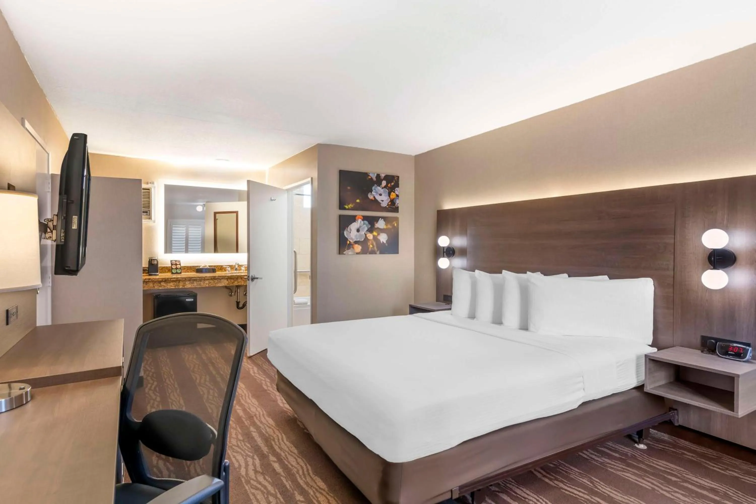 Bedroom, Bed in Best Western Plus Stovall's Inn