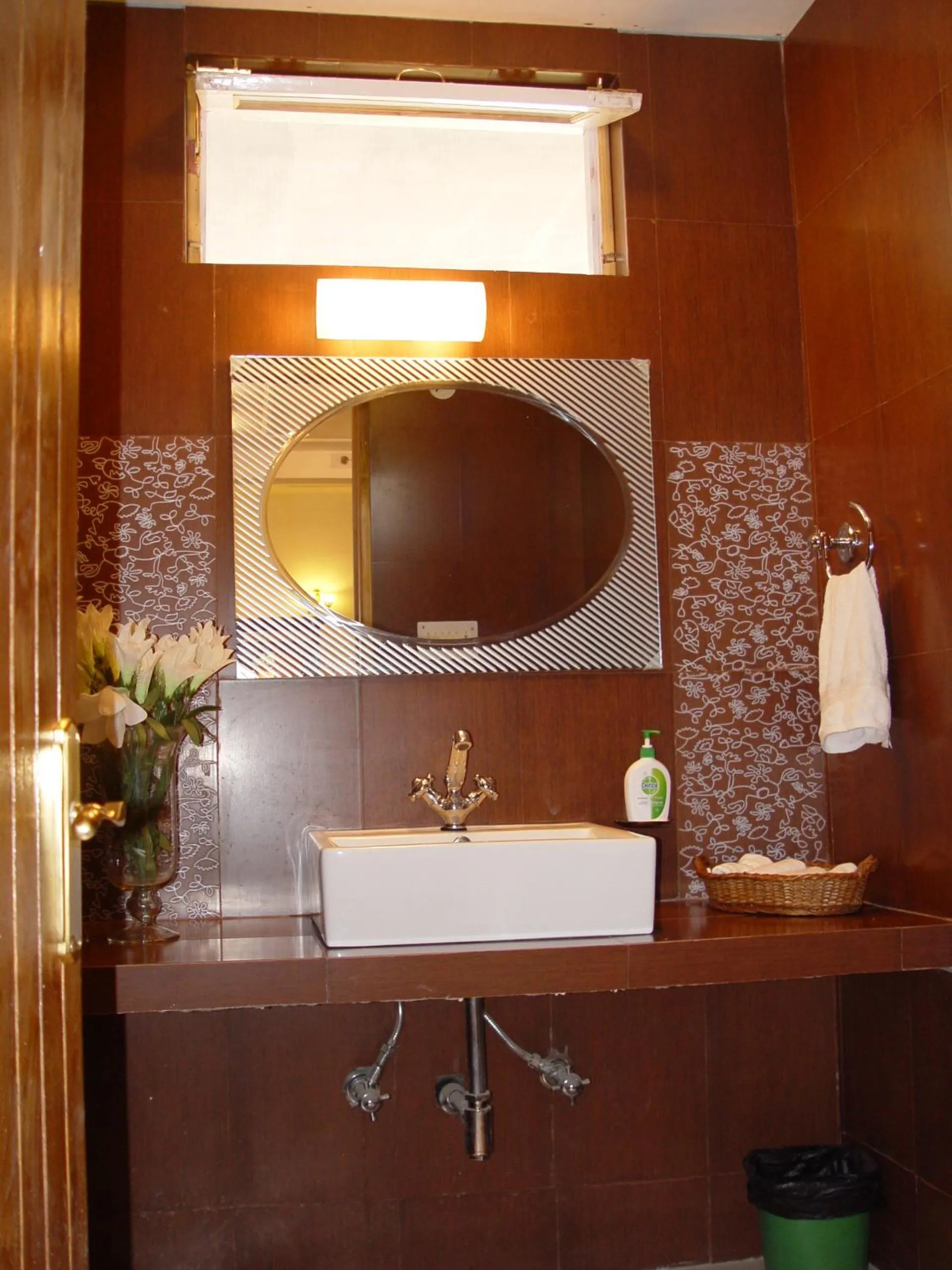 Bathroom in WelcomHeritage Judges Court