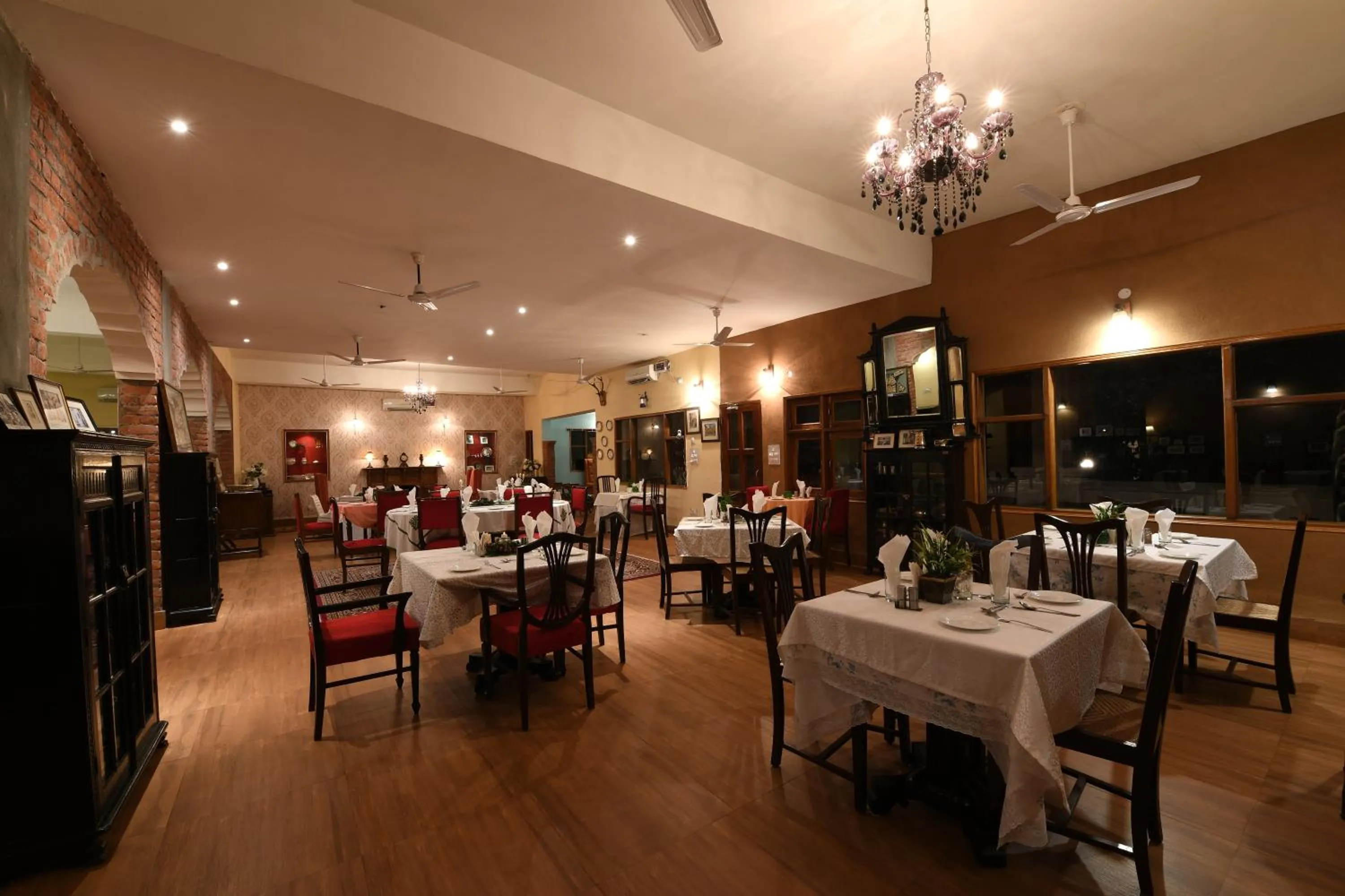 Restaurant/places to eat in WelcomHeritage Judges Court