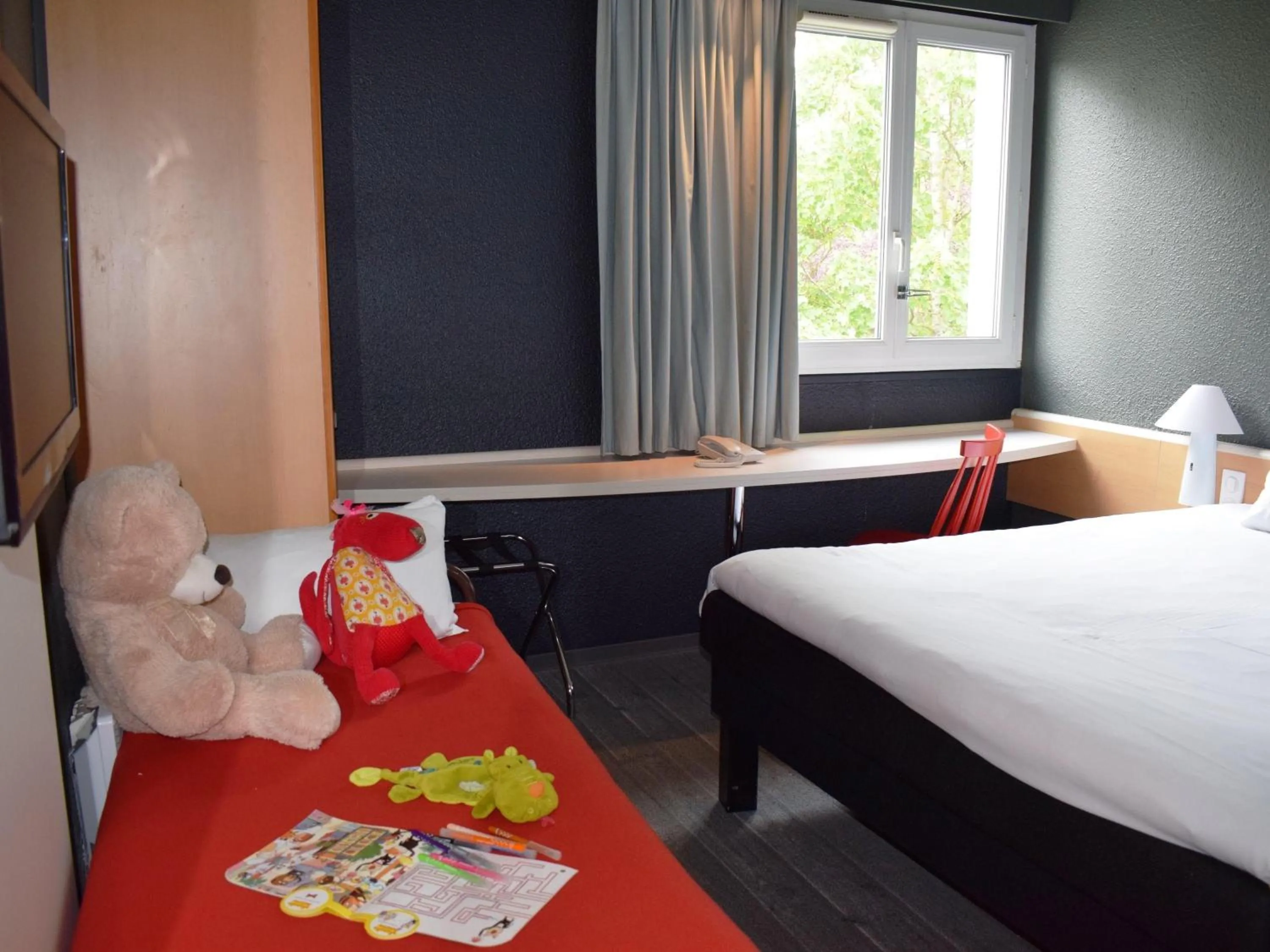 Bedroom, Bed in ibis Chartres Ouest Luce