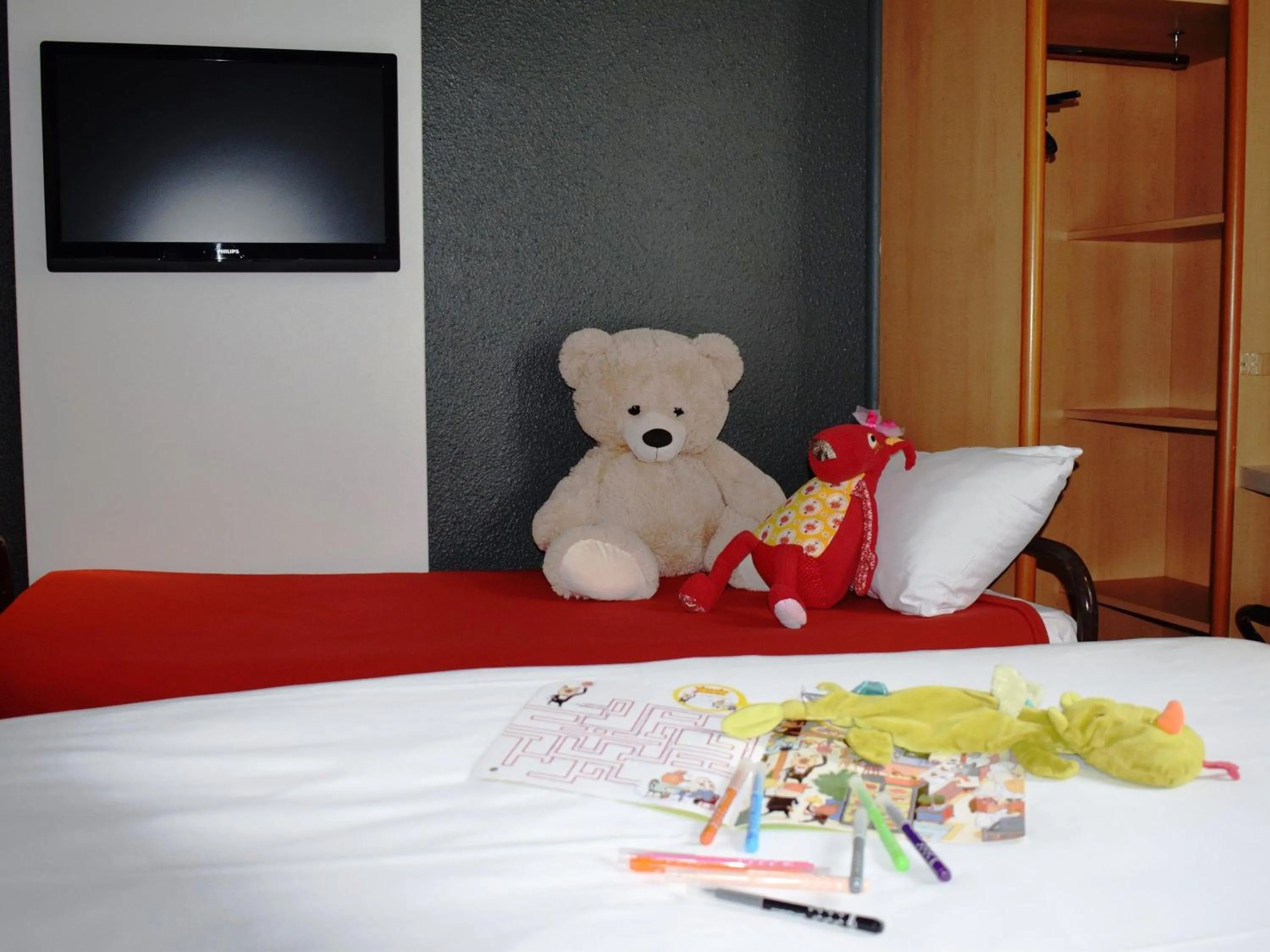 Bedroom, Bed in ibis Chartres Ouest Luce