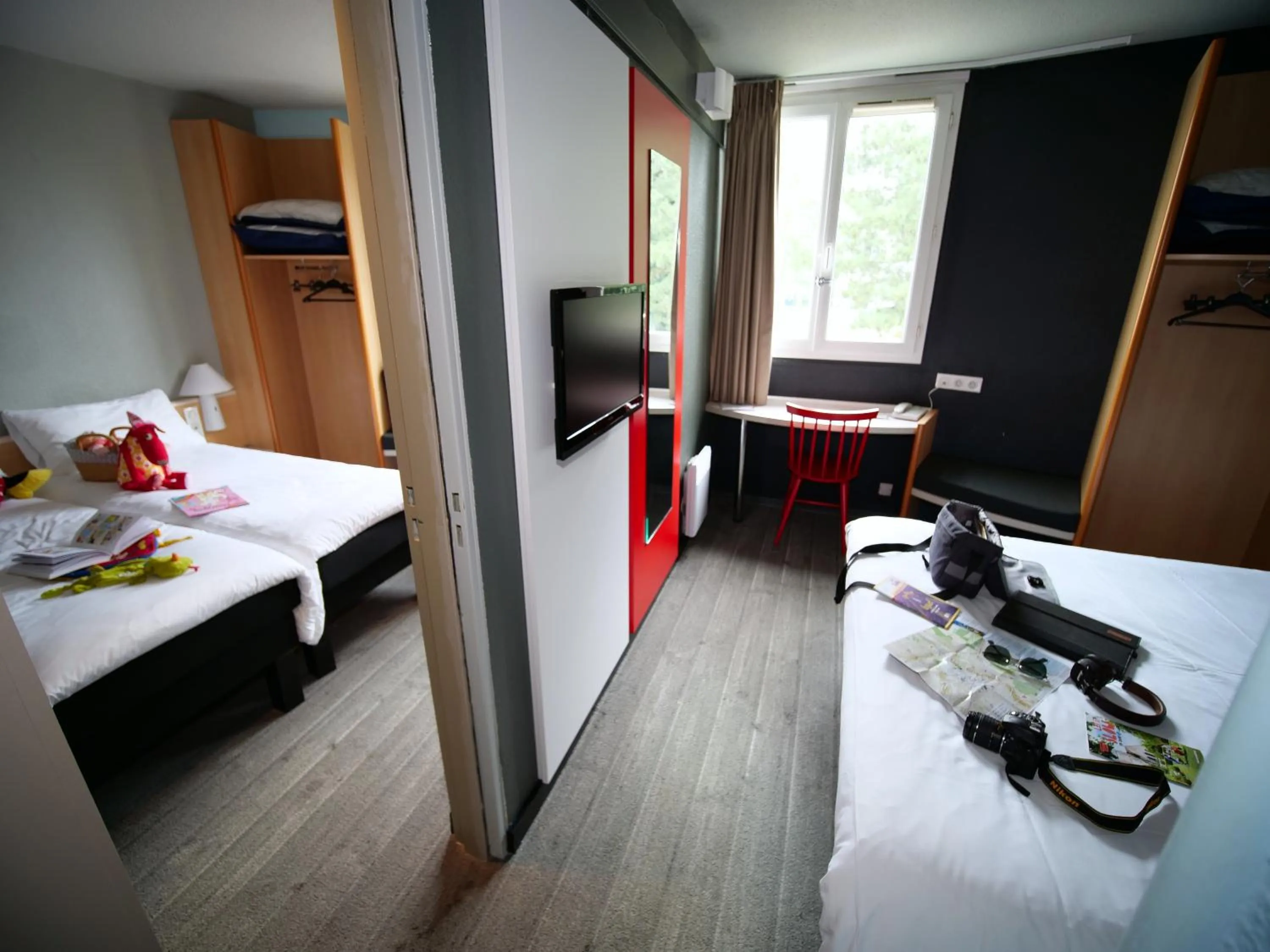 Photo of the whole room, Bed in ibis Chartres Ouest Luce
