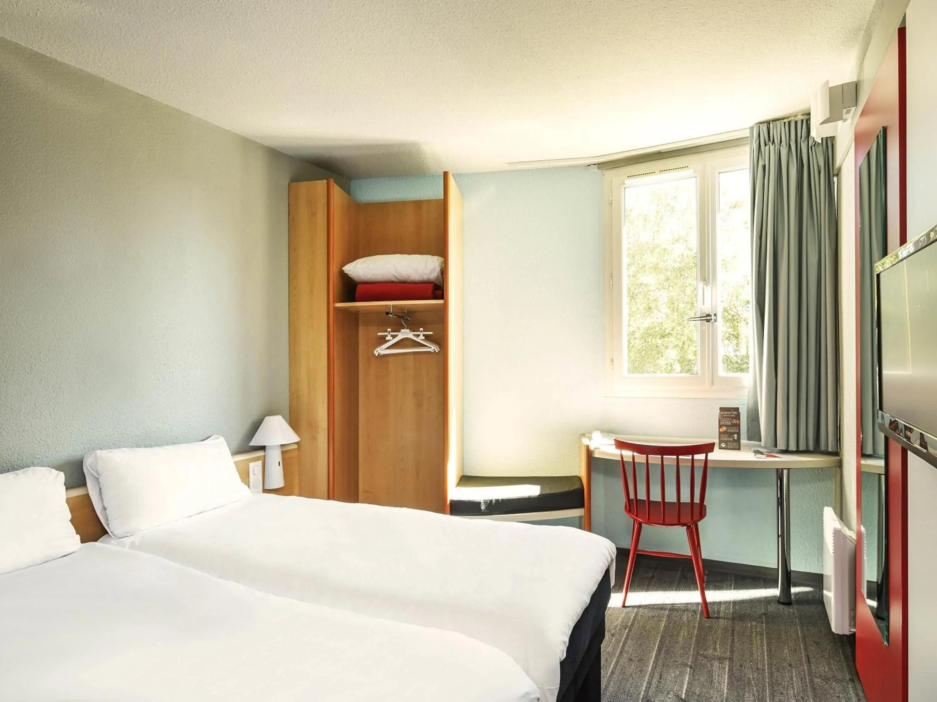 Bedroom, Bed in ibis Chartres Ouest Luce