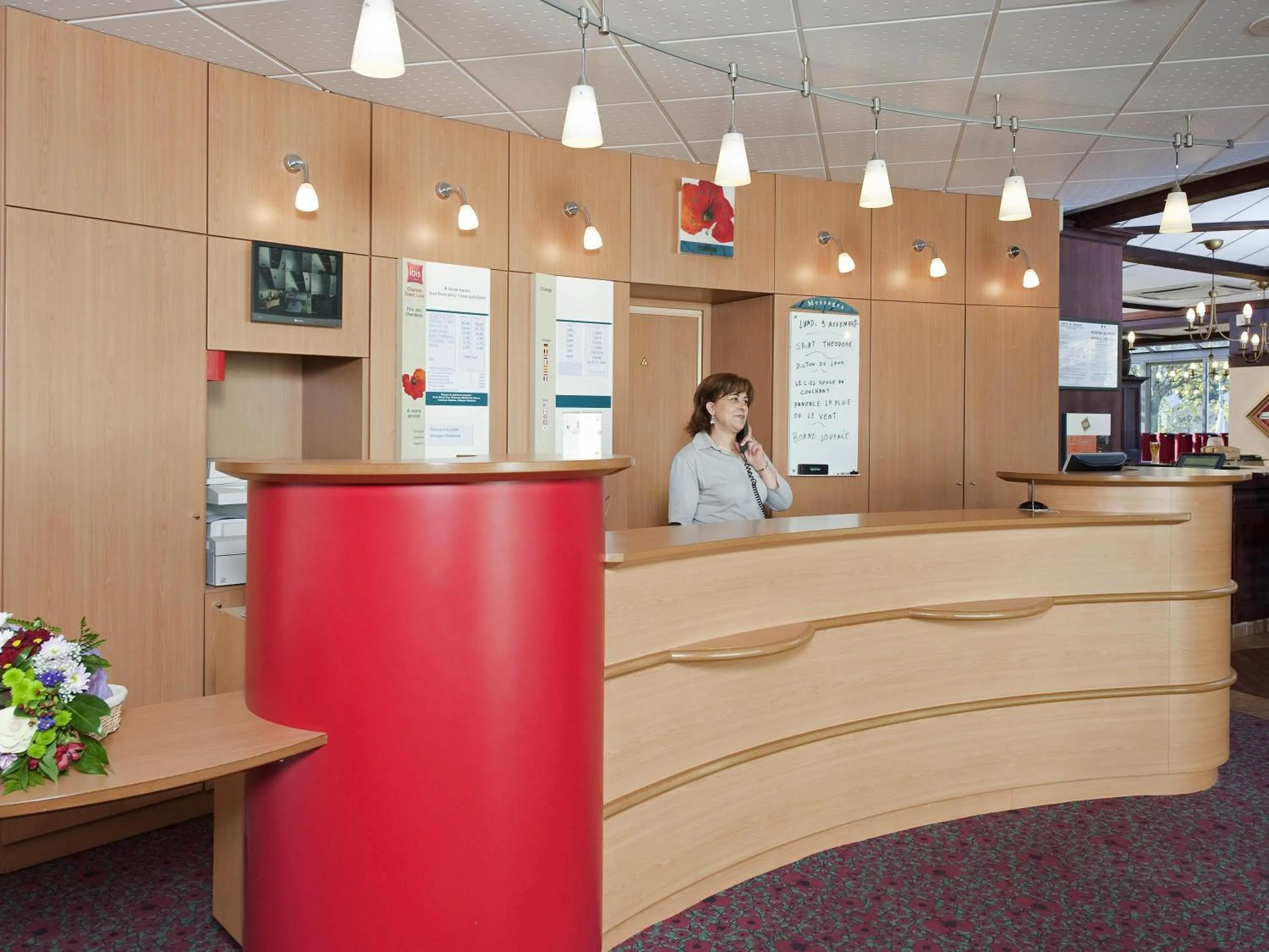 Lounge or bar in ibis Chartres Ouest Luce