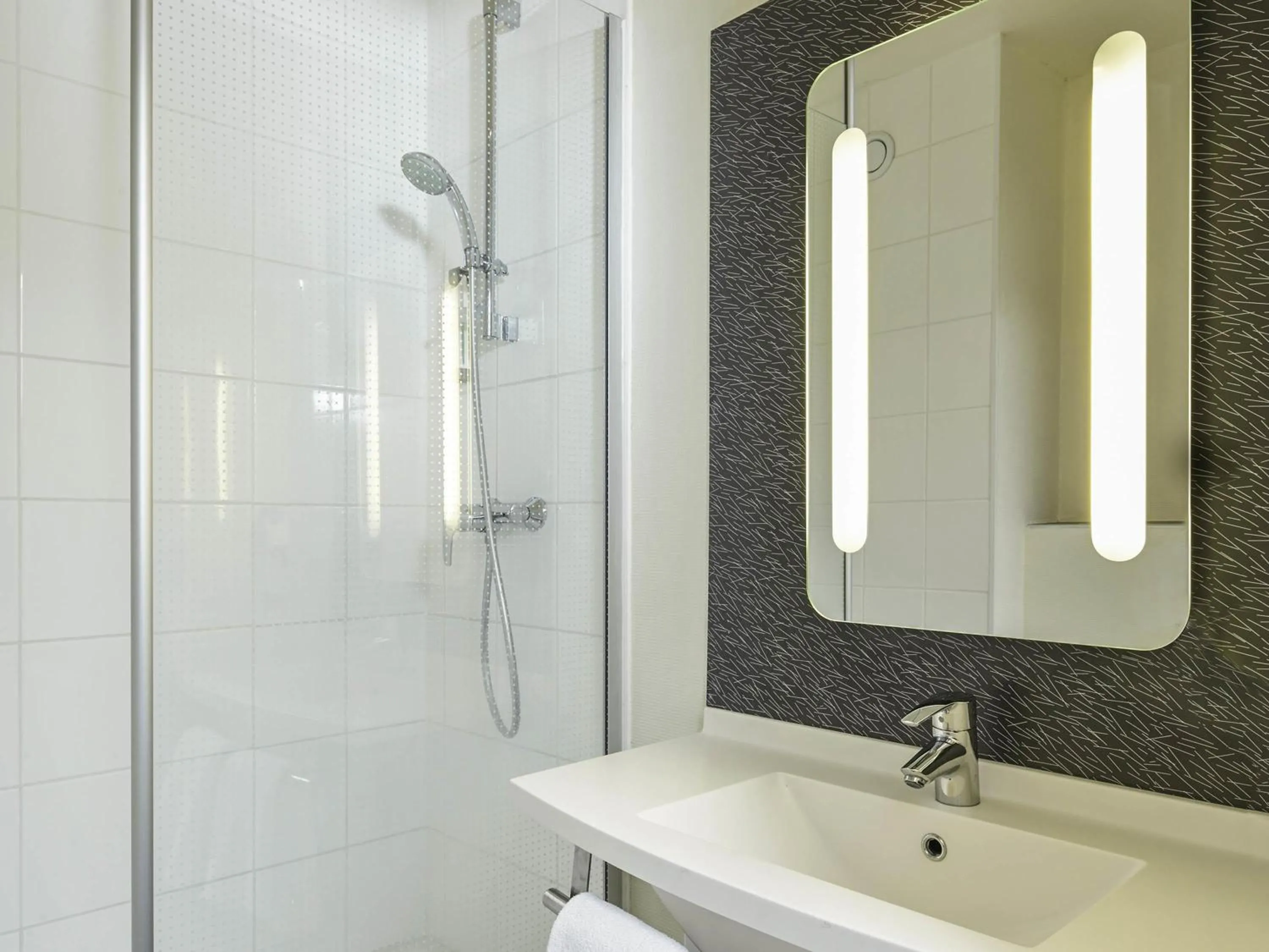 Bedroom in ibis Chartres Ouest Luce