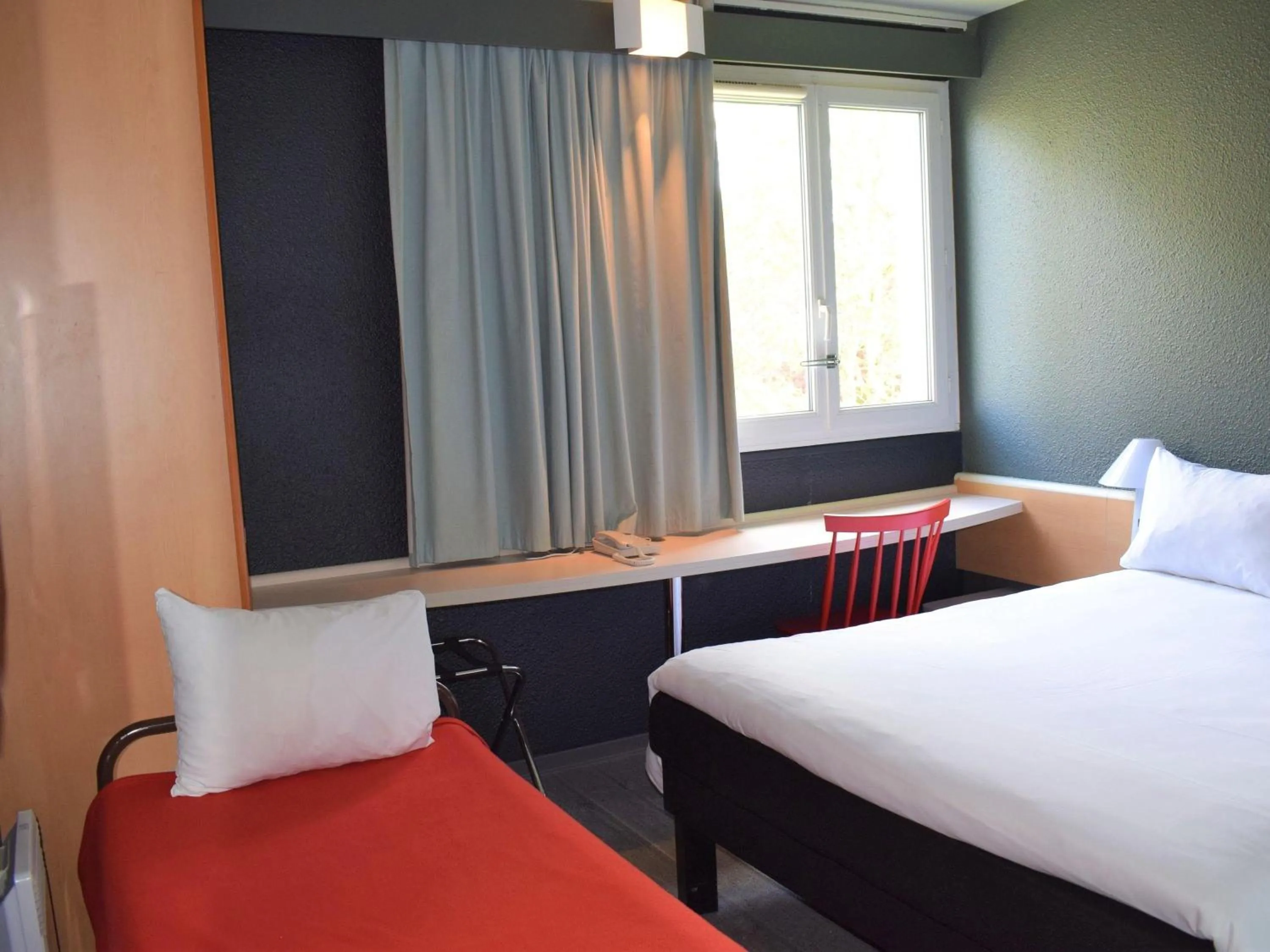 Bedroom, Bed in ibis Chartres Ouest Luce