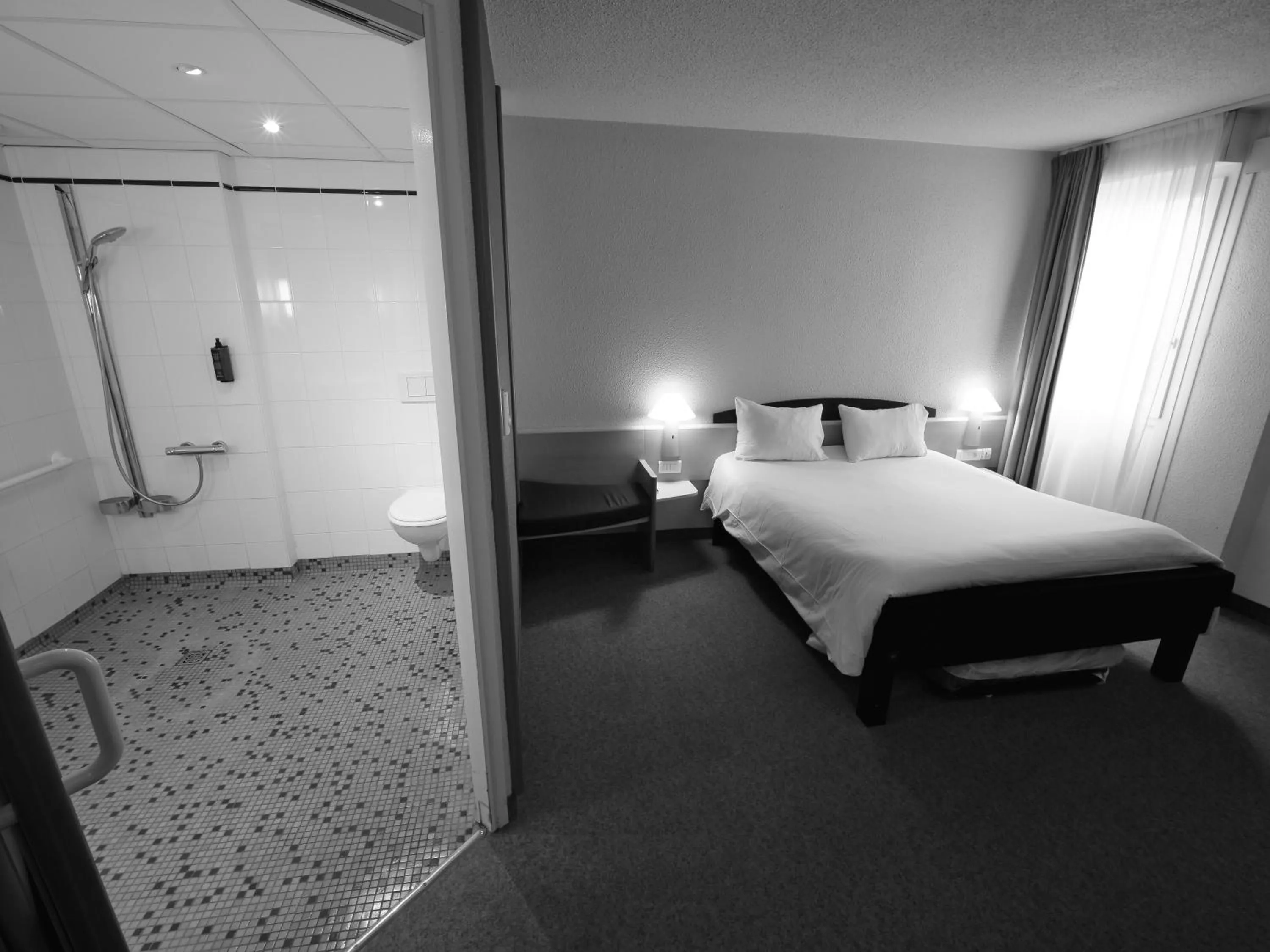 Photo of the whole room, Bed in ibis Chartres Ouest Luce