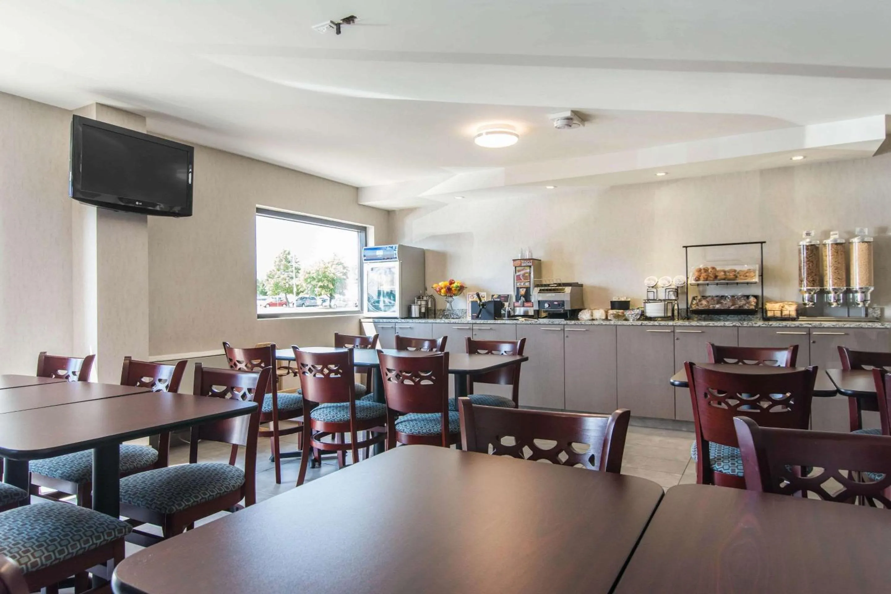Restaurant/places to eat in Comfort Inn