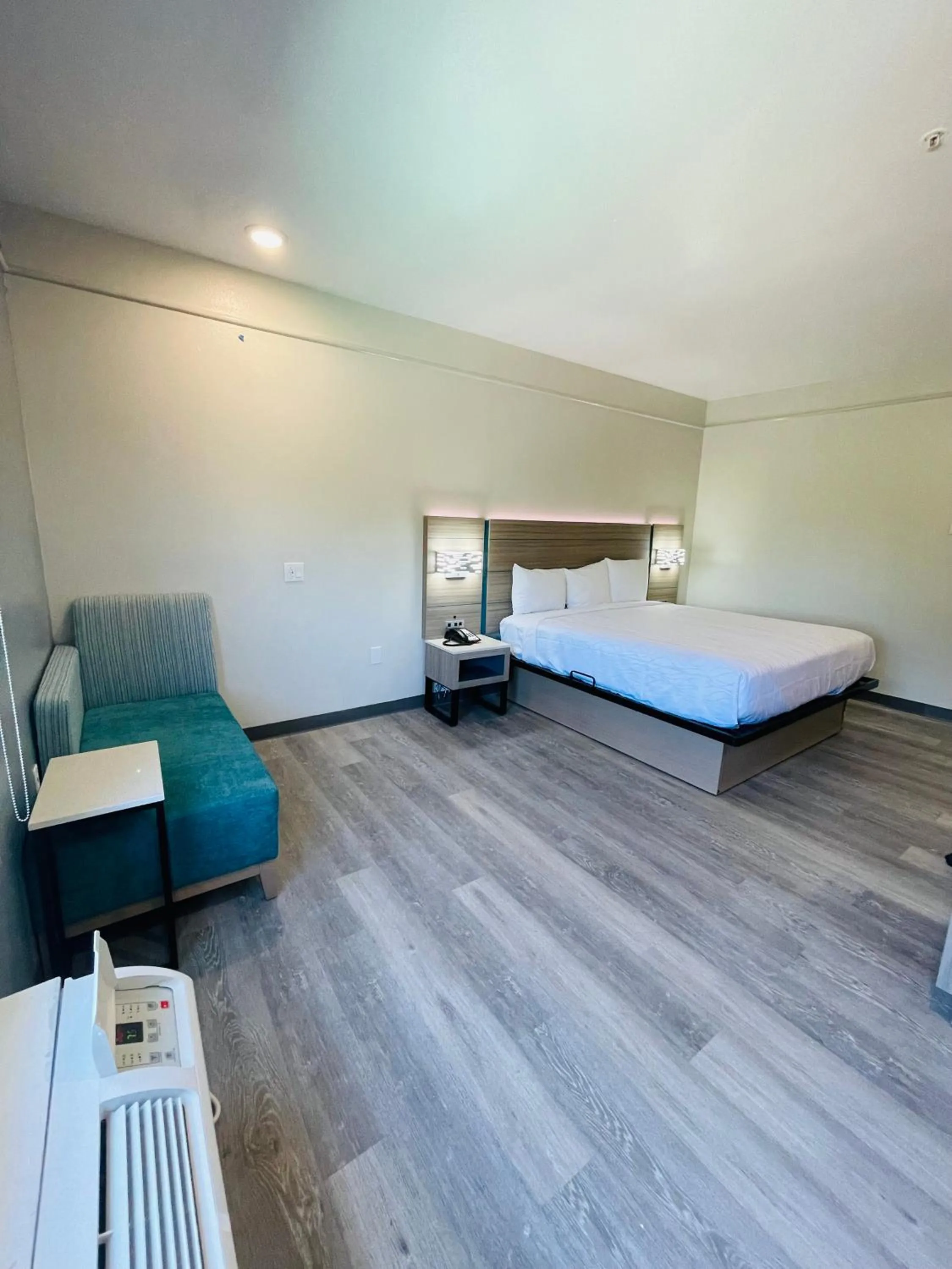 Bed in Sonesta Essential Hotel Houston-I-45 Spring