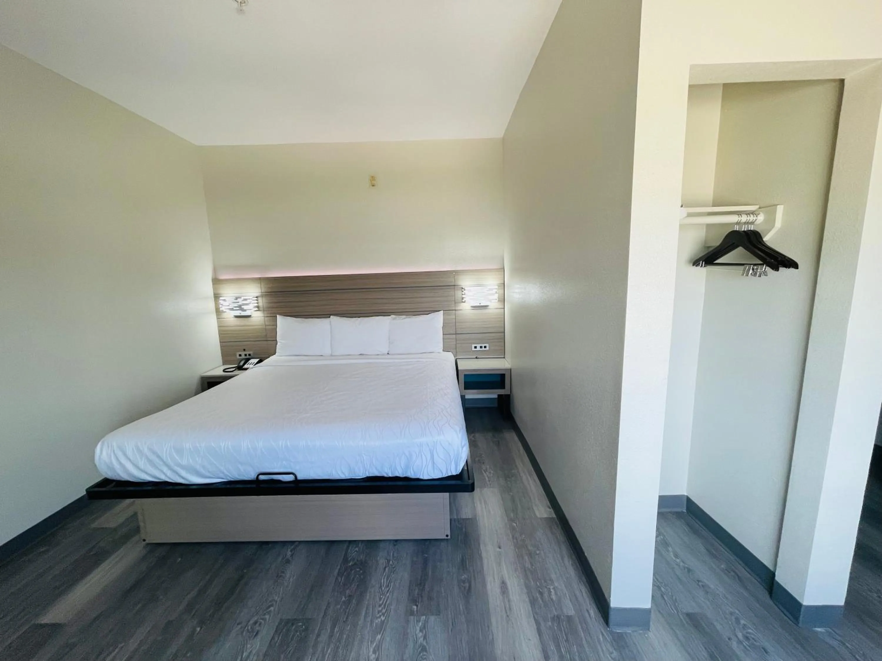 Bed in Sonesta Essential Hotel Houston-I-45 Spring