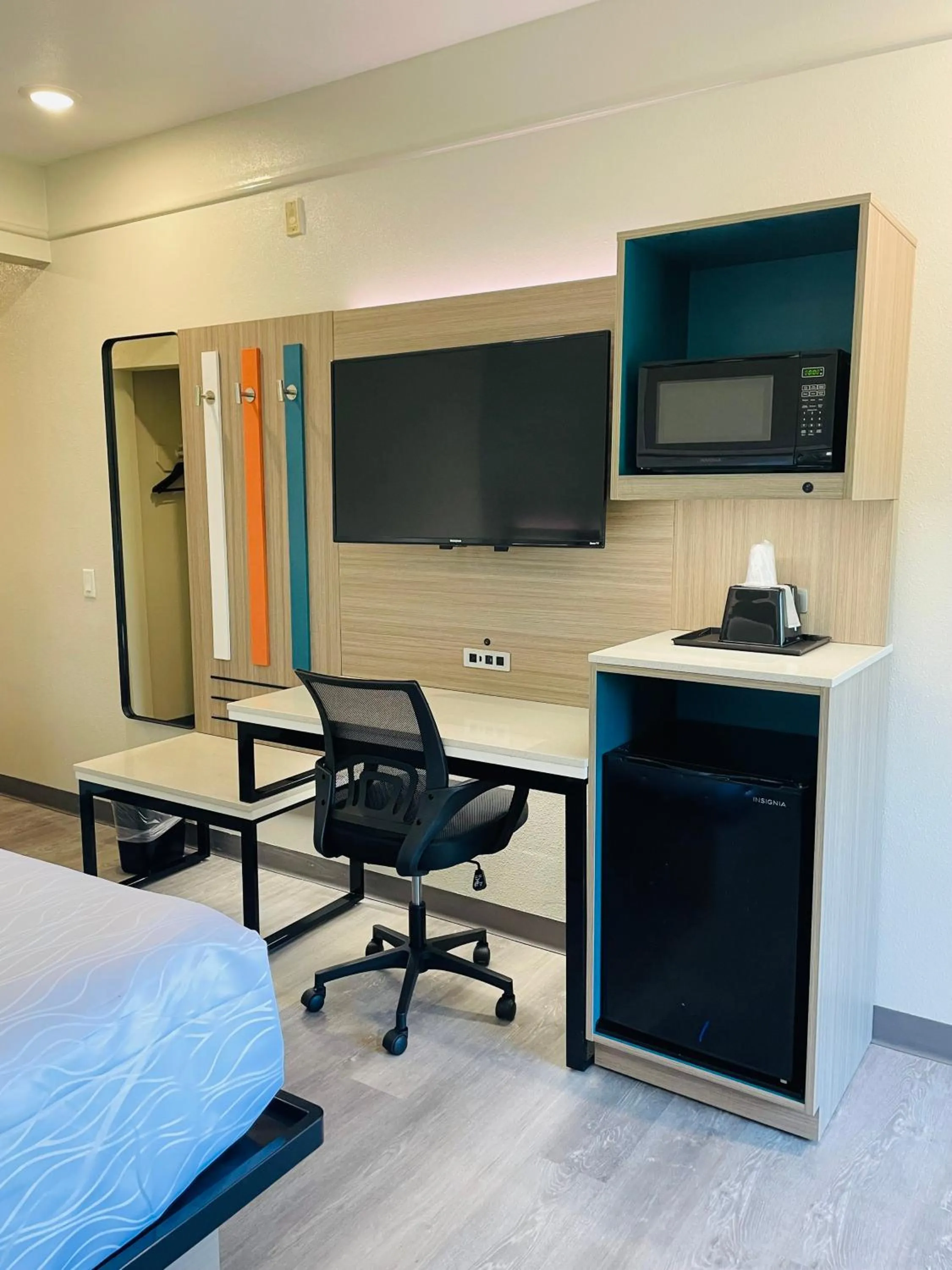 TV and multimedia in Sonesta Essential Hotel Houston-I-45 Spring