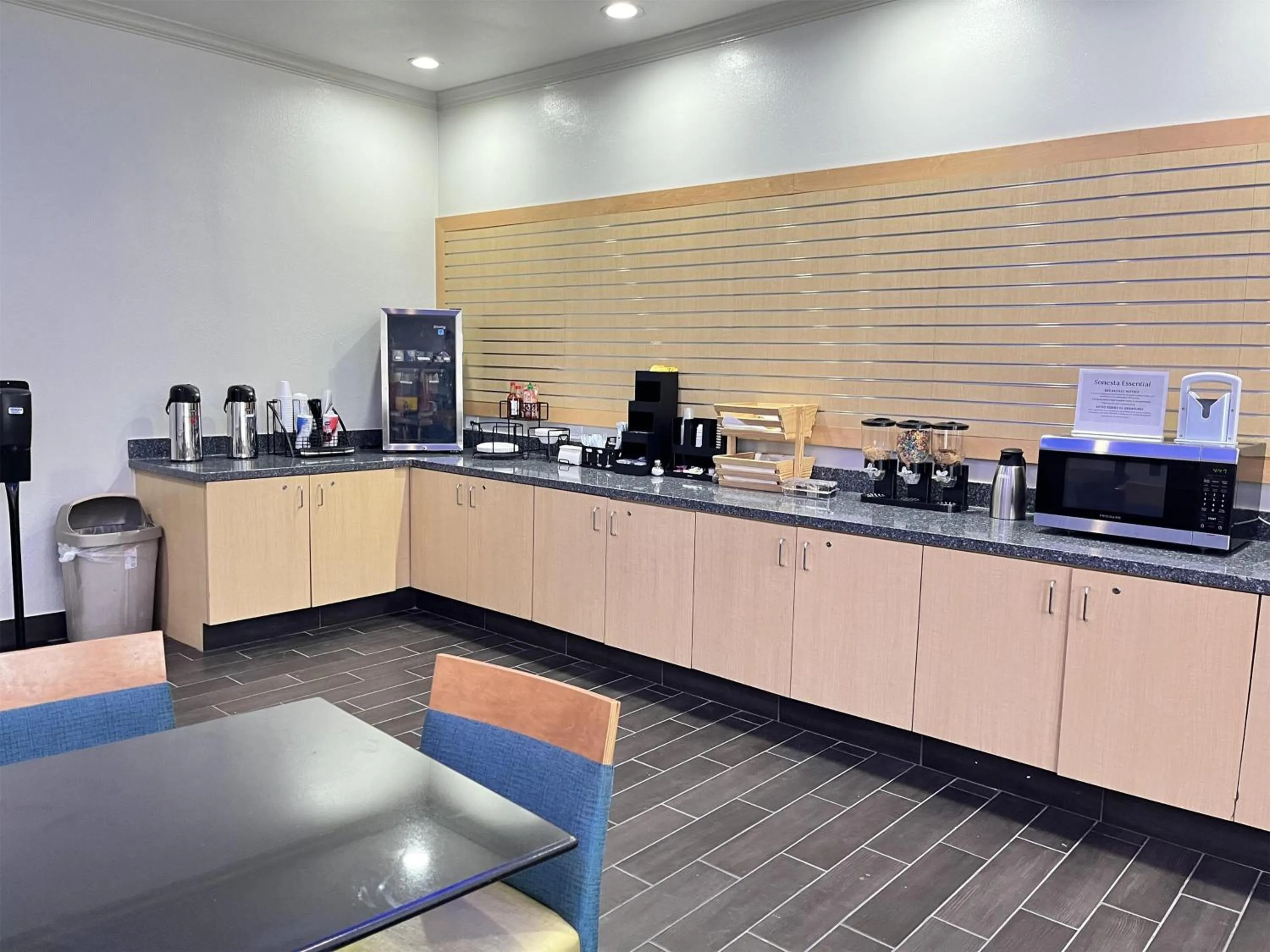 Breakfast in Sonesta Essential Hotel Houston-I-45 Spring