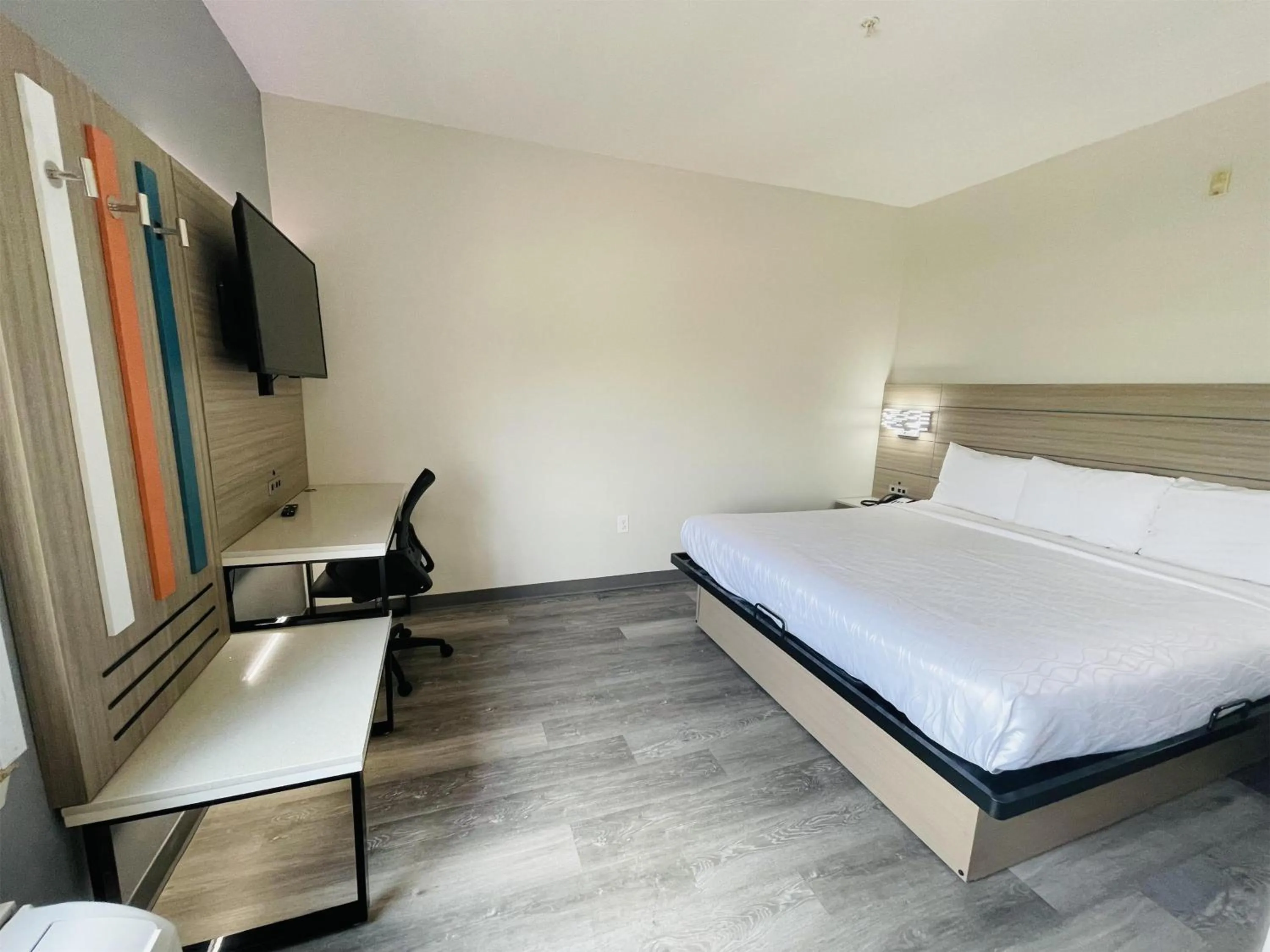 Bedroom, Bed in Sonesta Essential Hotel Houston-I-45 Spring